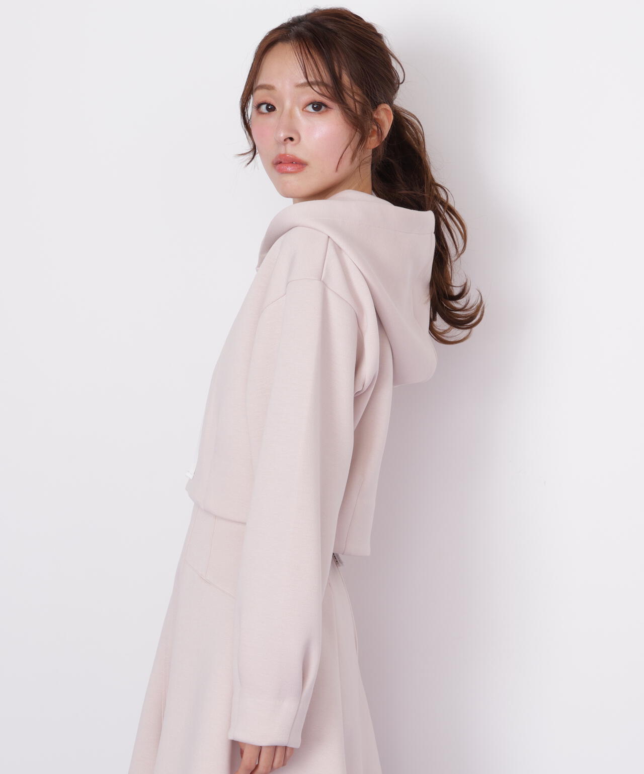 ダイバー素材ショート丈フーディ