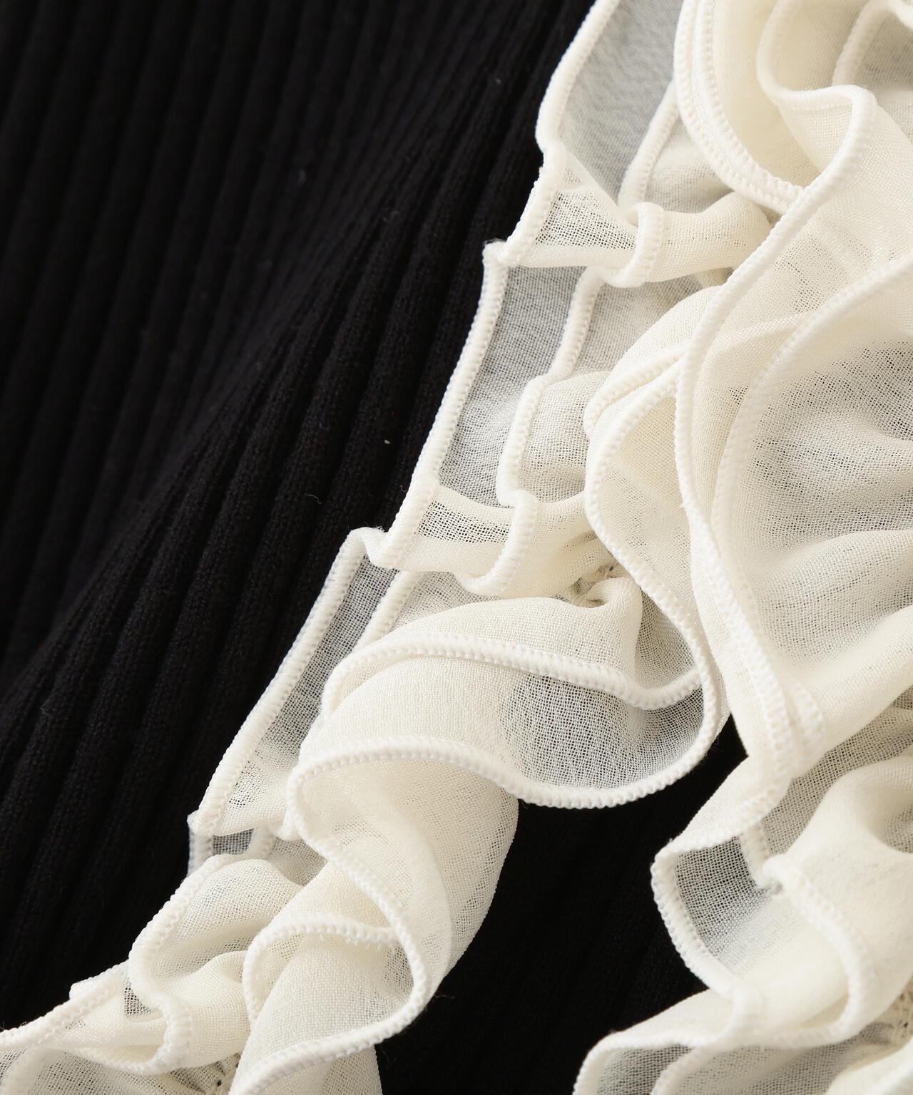 フリルトリムニット