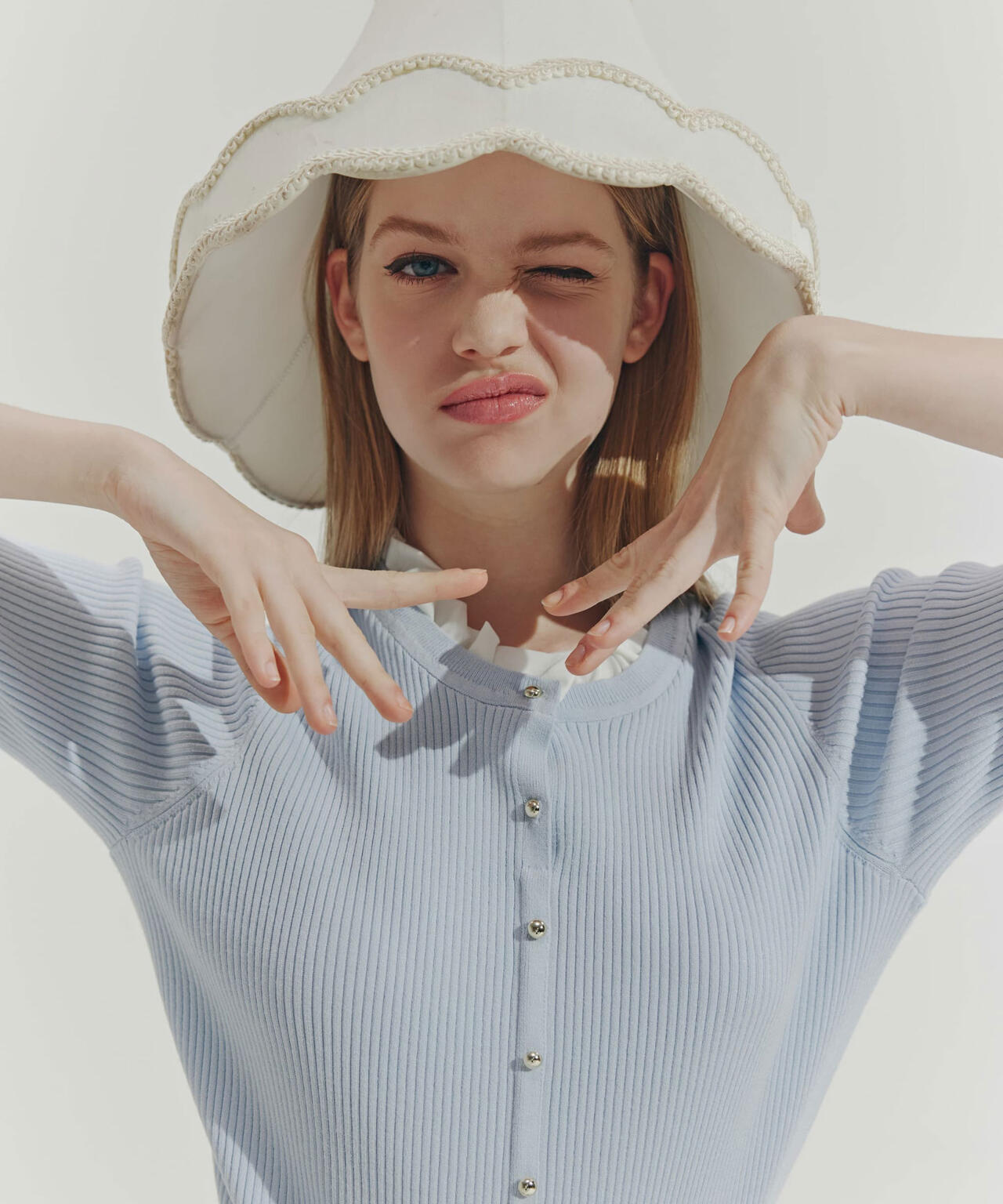 フリルカラーリブニット