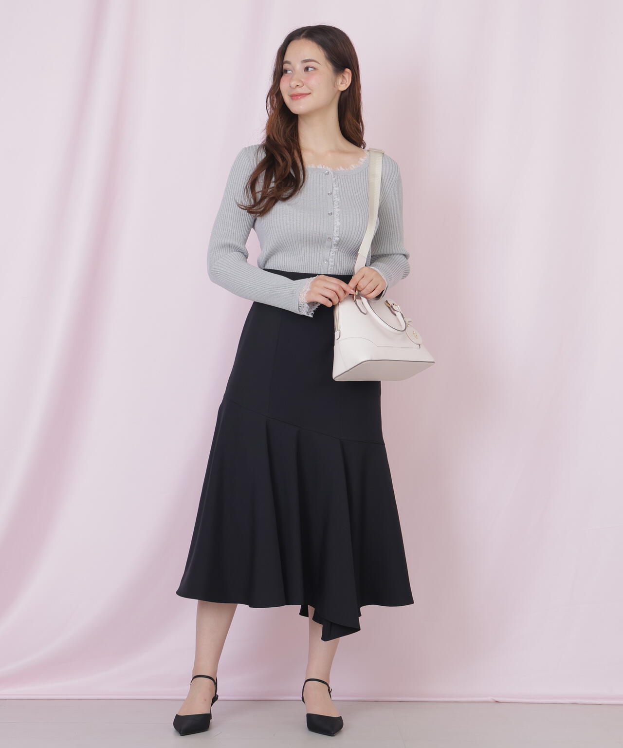 チャーム付きハンドバッグ