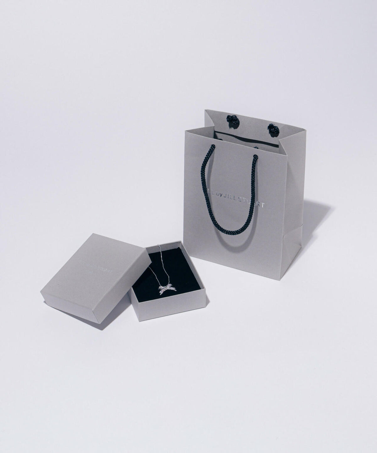 Cubic パヴェリボンネックレス