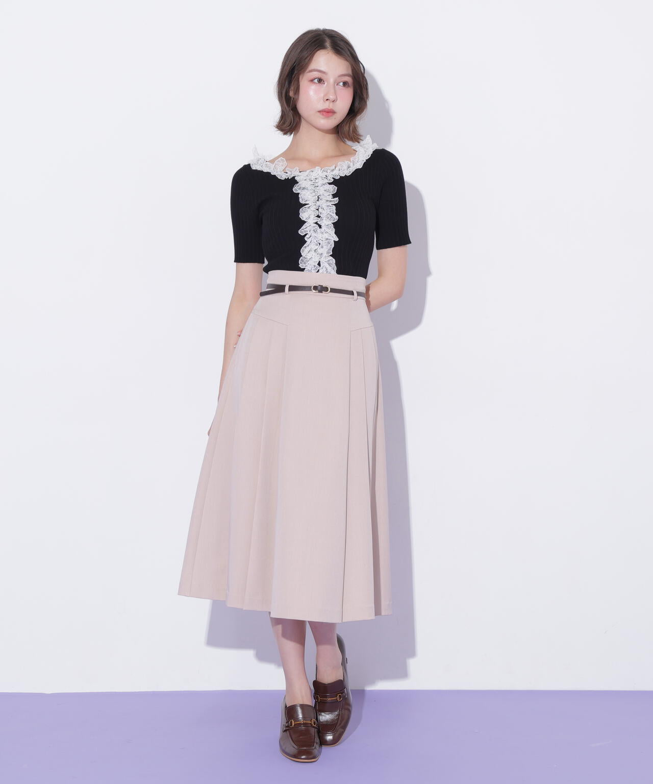 細ベルト付きプリーツスカート