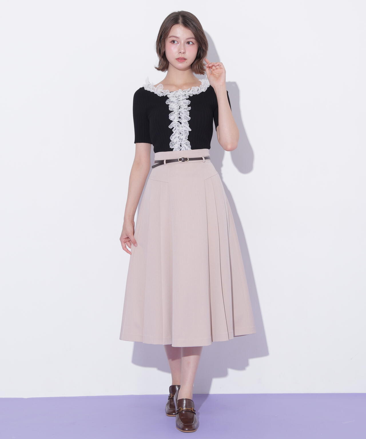 細ベルト付きプリーツスカート