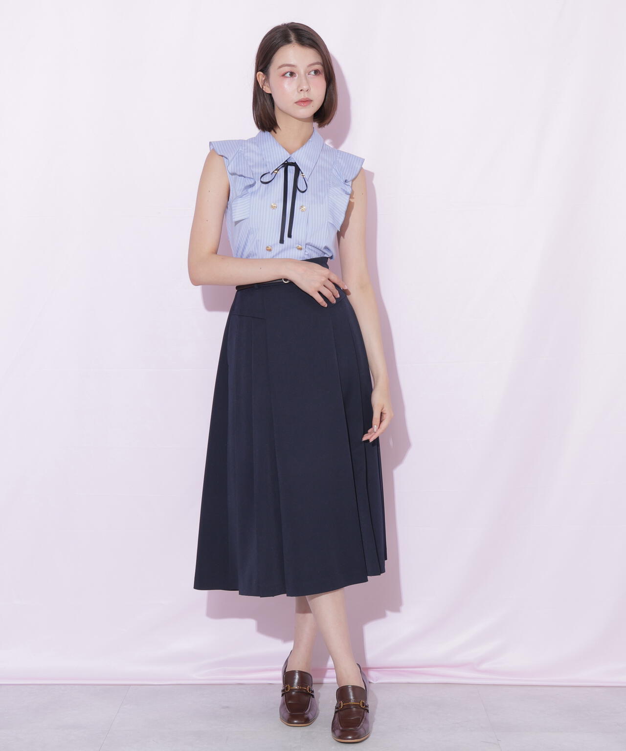 細ベルト付きプリーツスカート