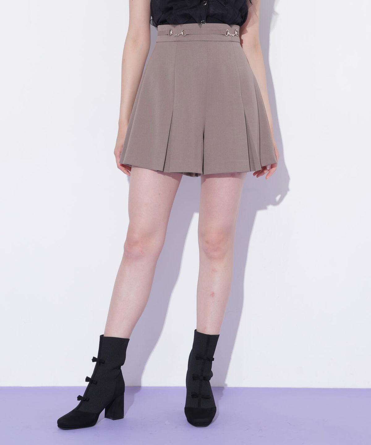 ビット付きショートパンツ