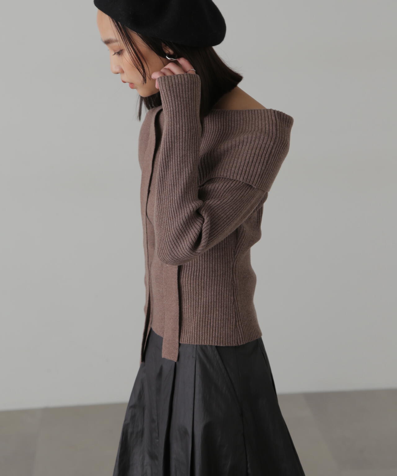 チョーカー付きオフショルニット