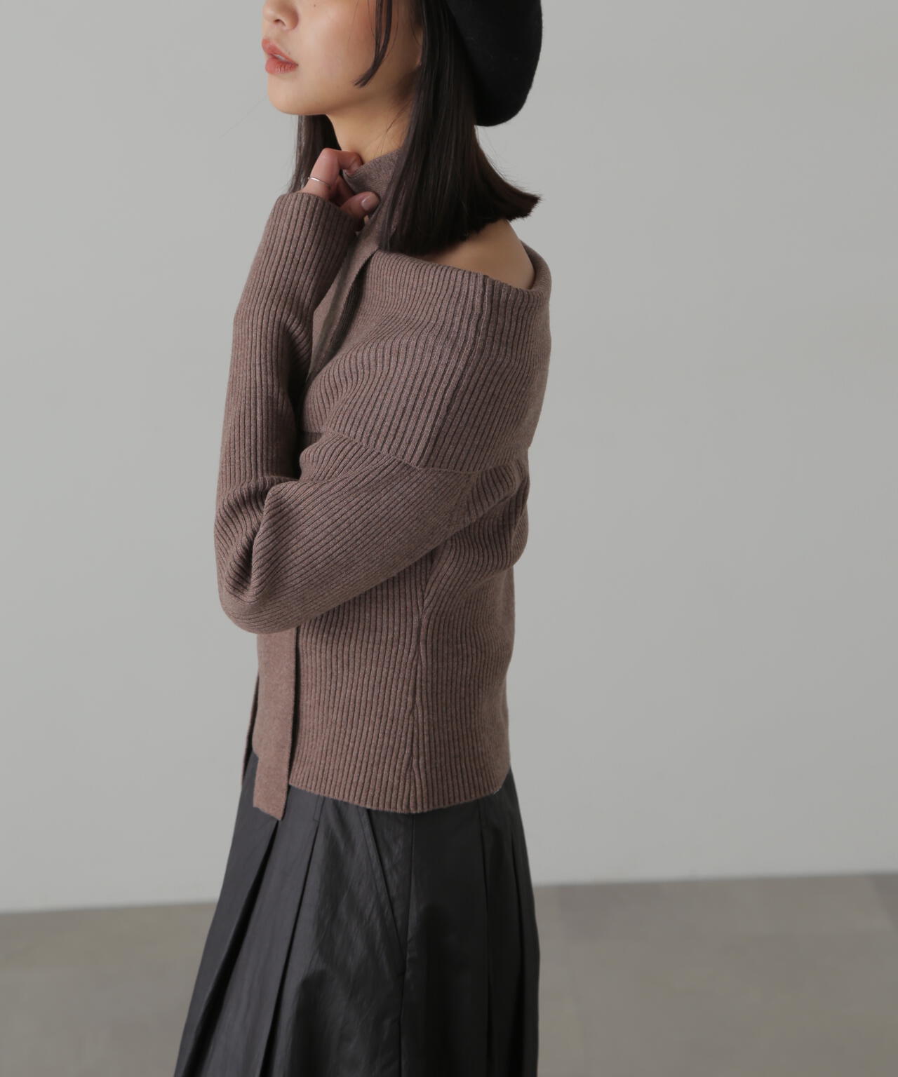 チョーカー付きオフショルニット