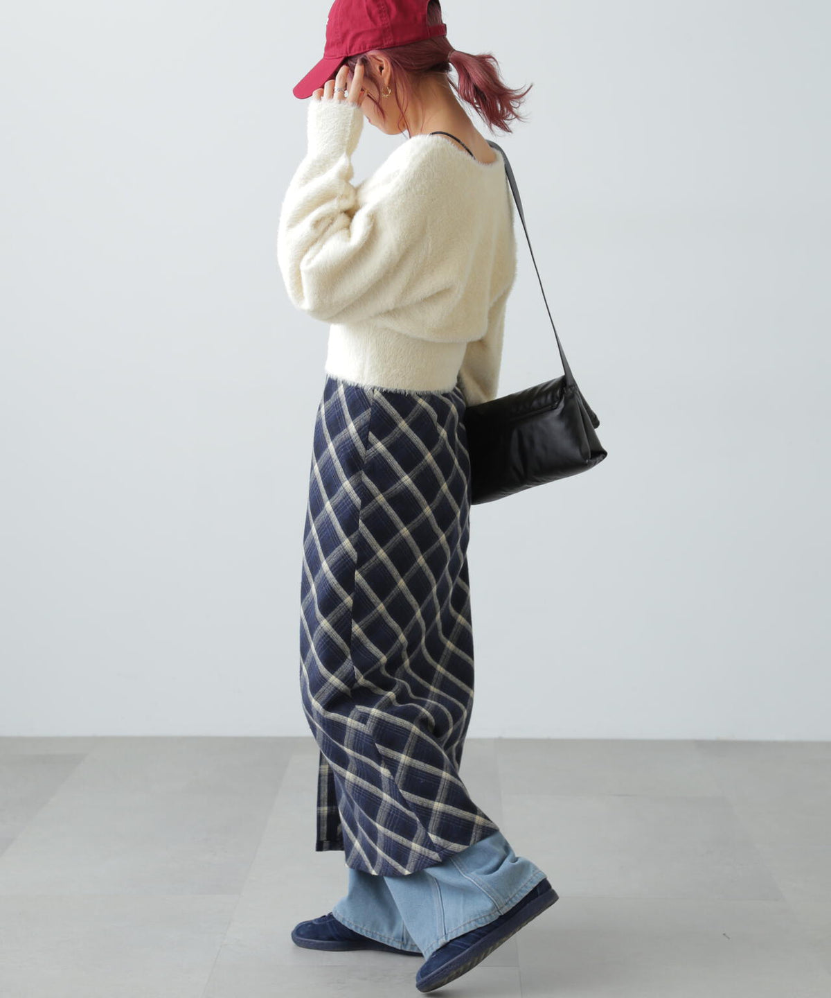 フェザーVネックニット