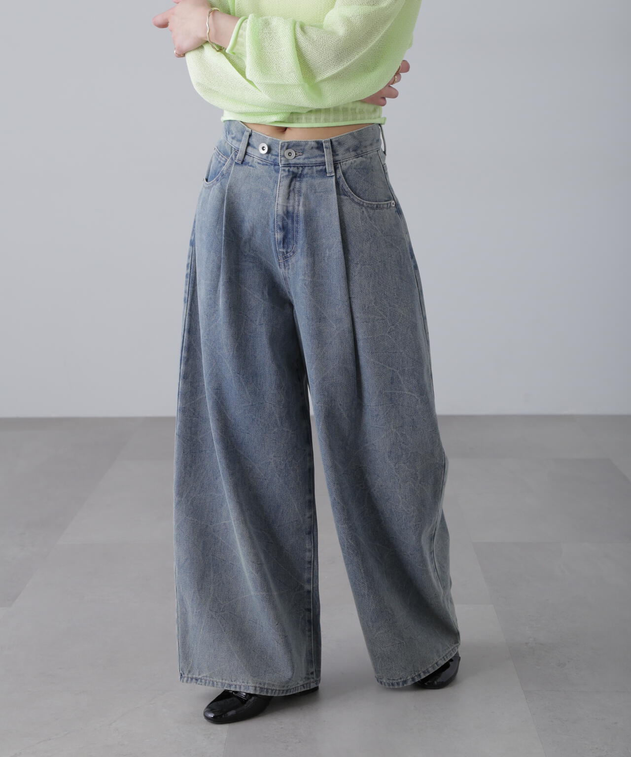 クリンクル加工タックワイドデニムパンツ