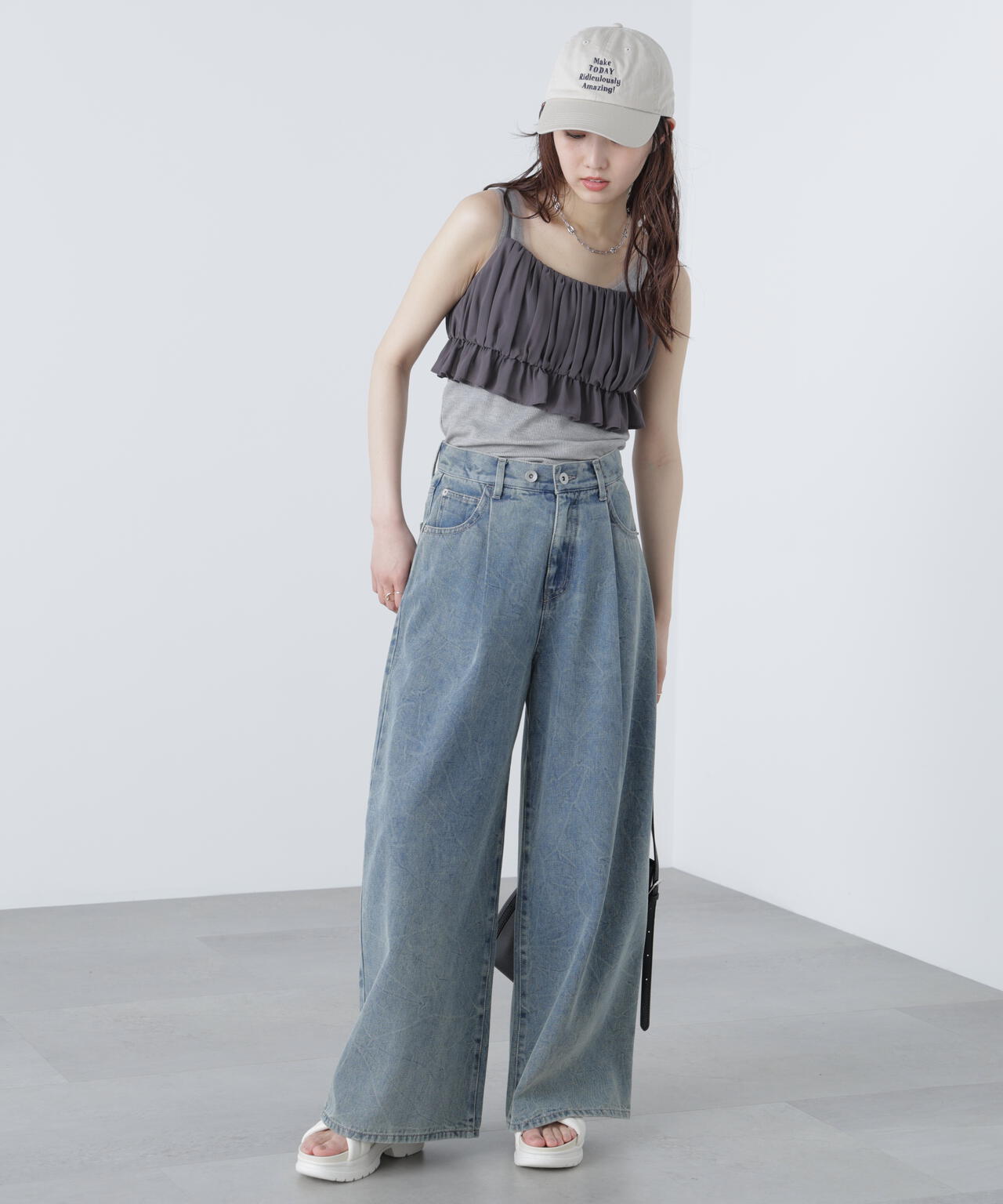 クリンクル加工タックワイドデニムパンツ