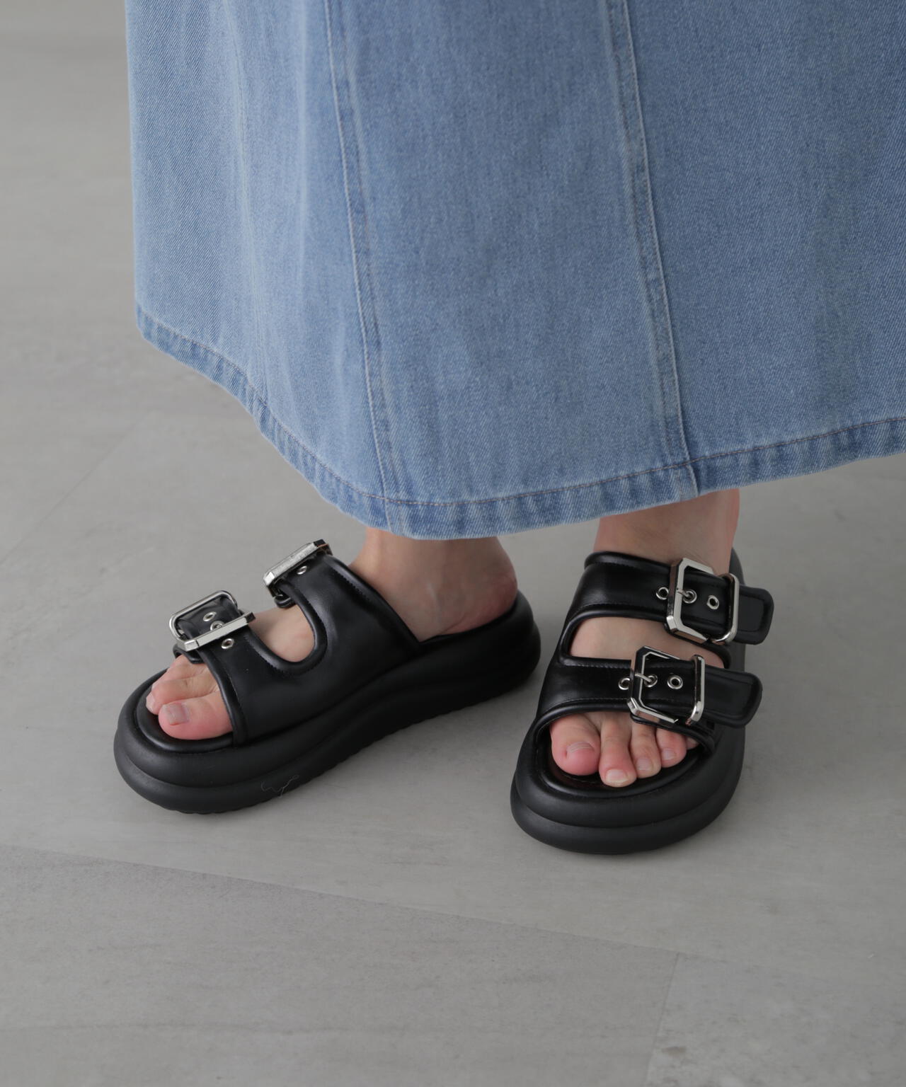 ハトメバックルサンダル
