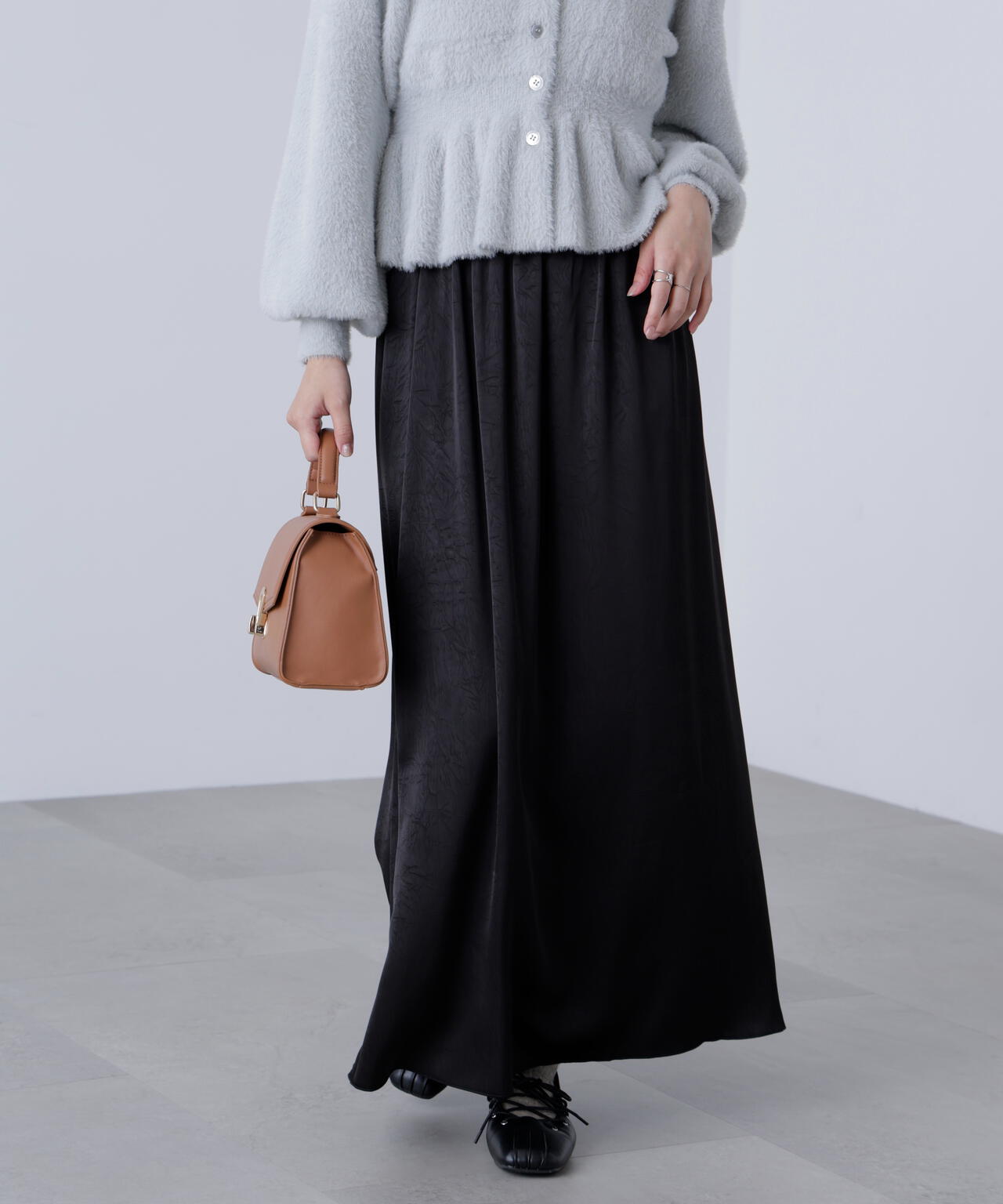 サテンナローロングスカート