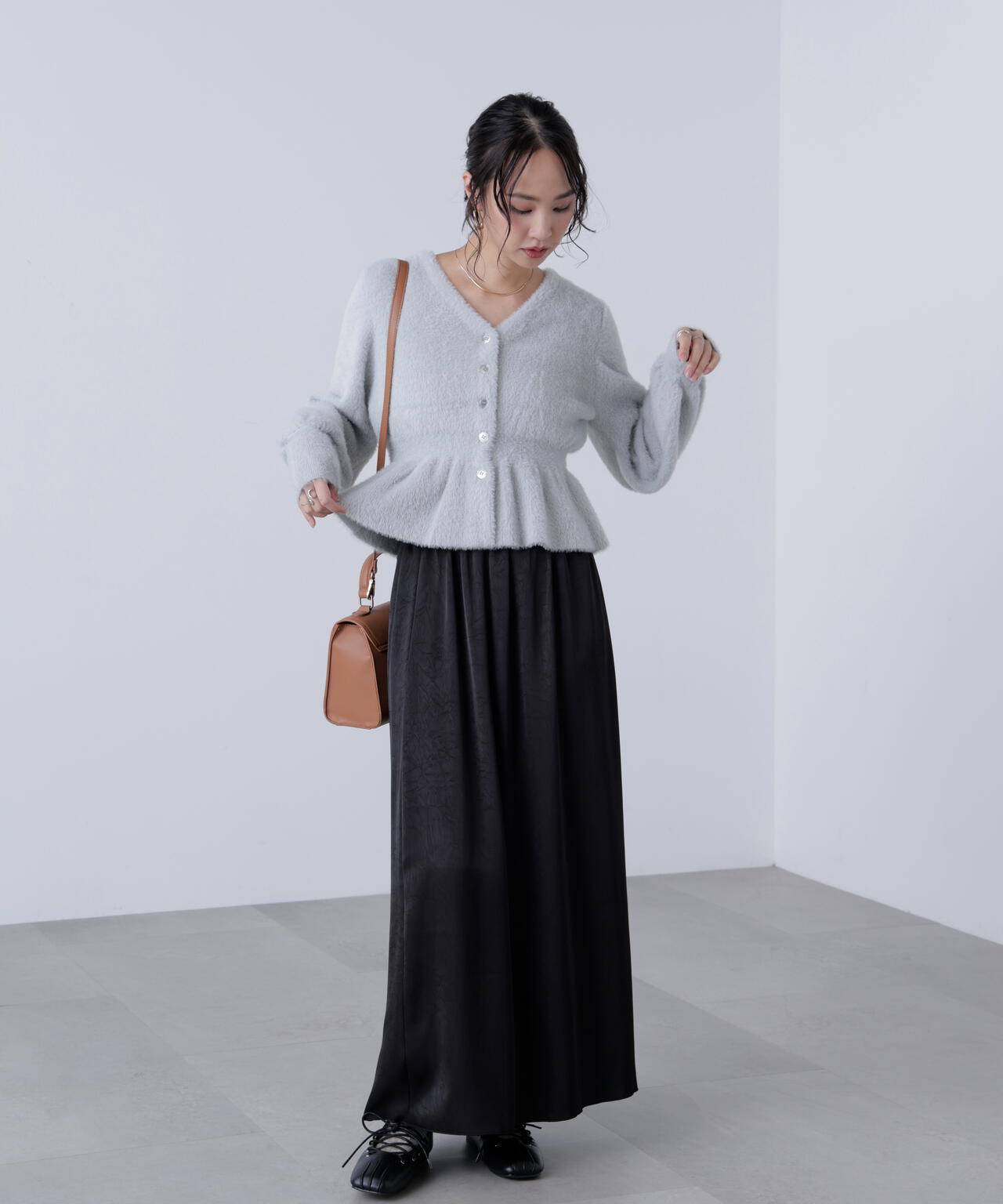 サテンナローロングスカート