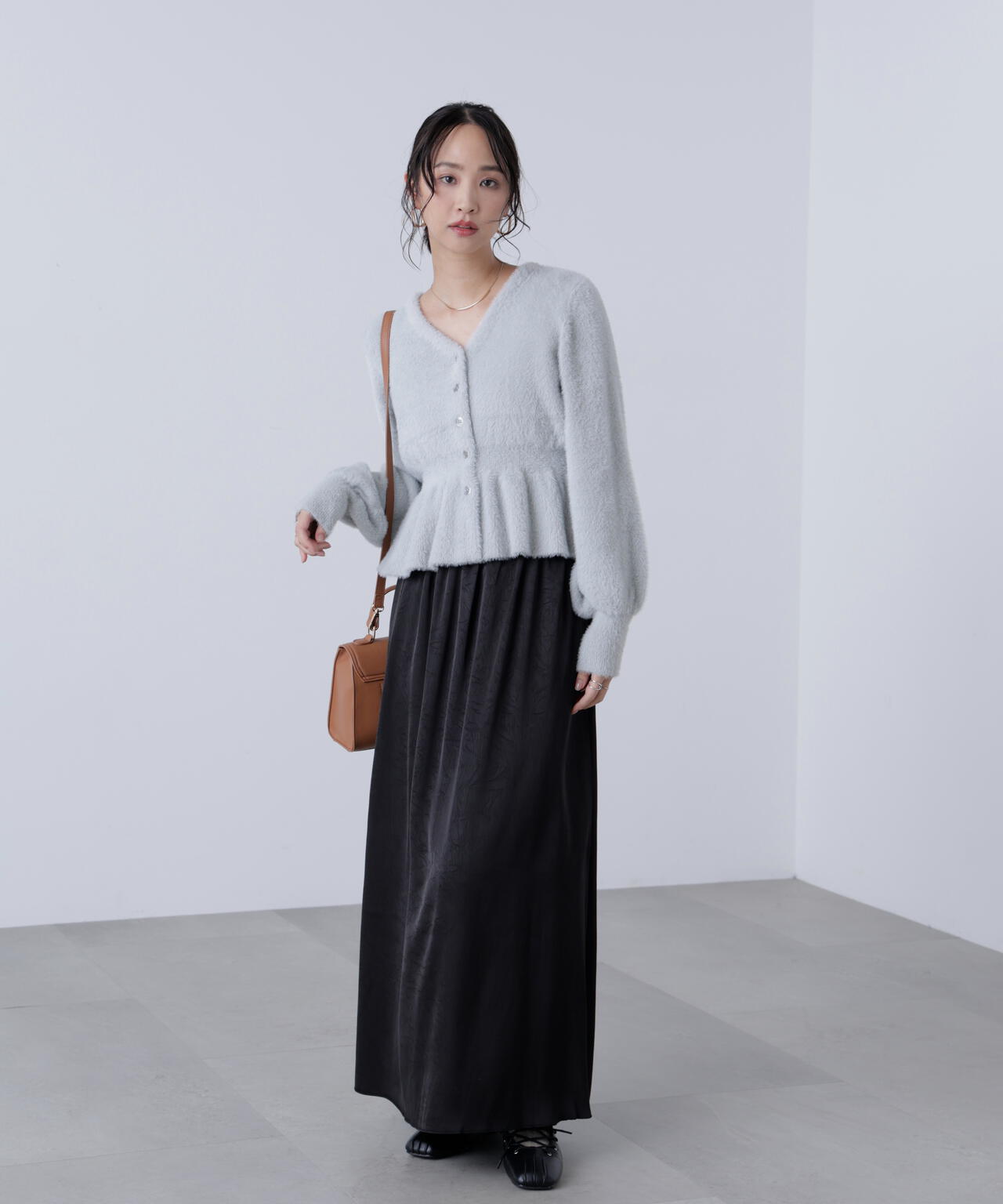 サテンナローロングスカート