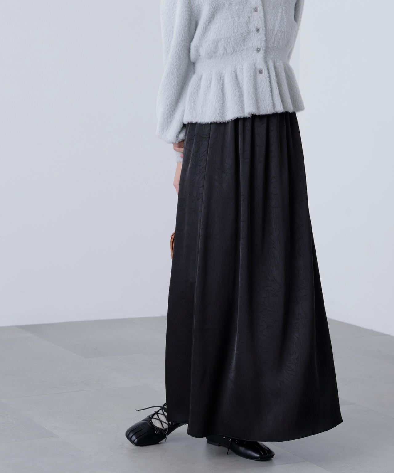 サテンナローロングスカート