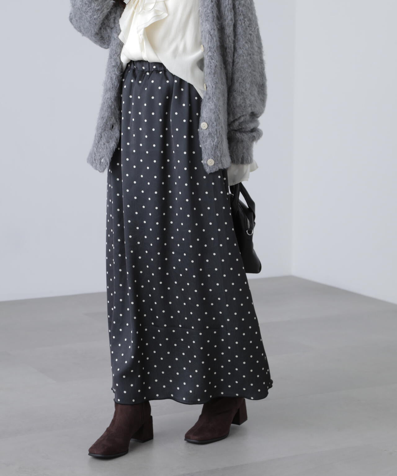 サテンナローロングスカート