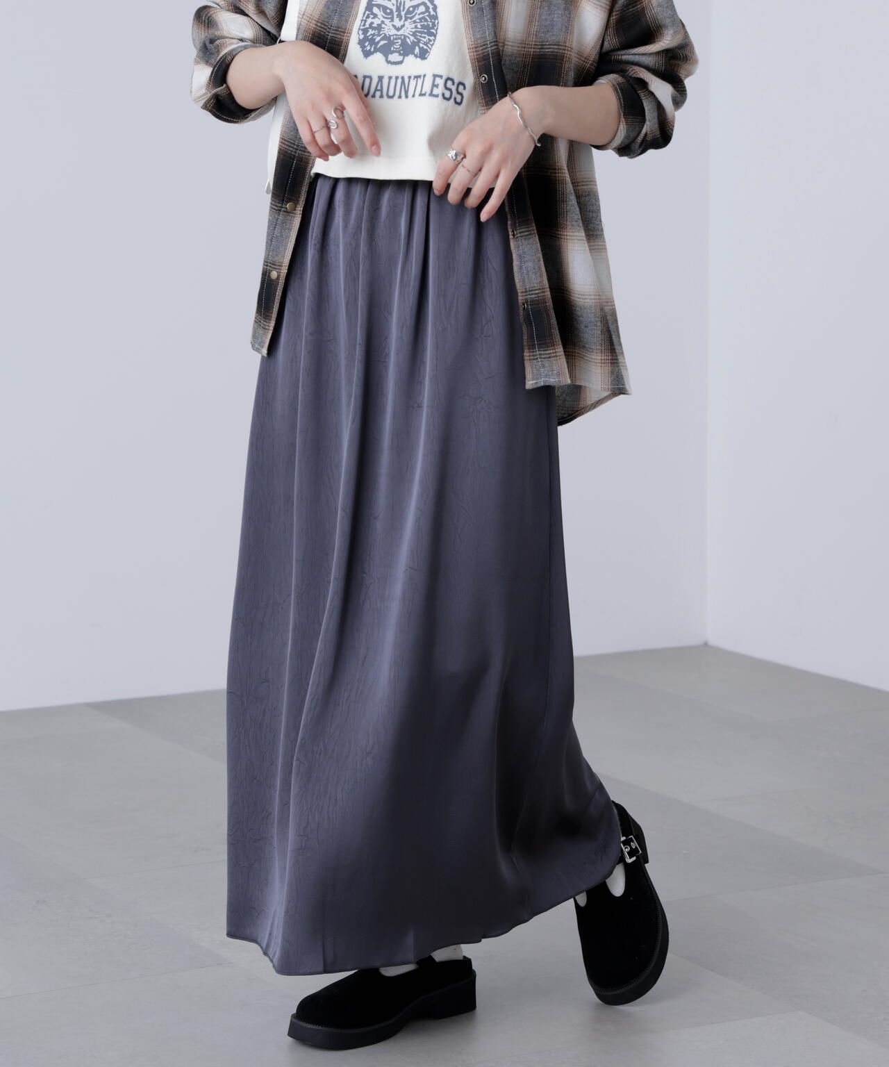 サテンナローロングスカート