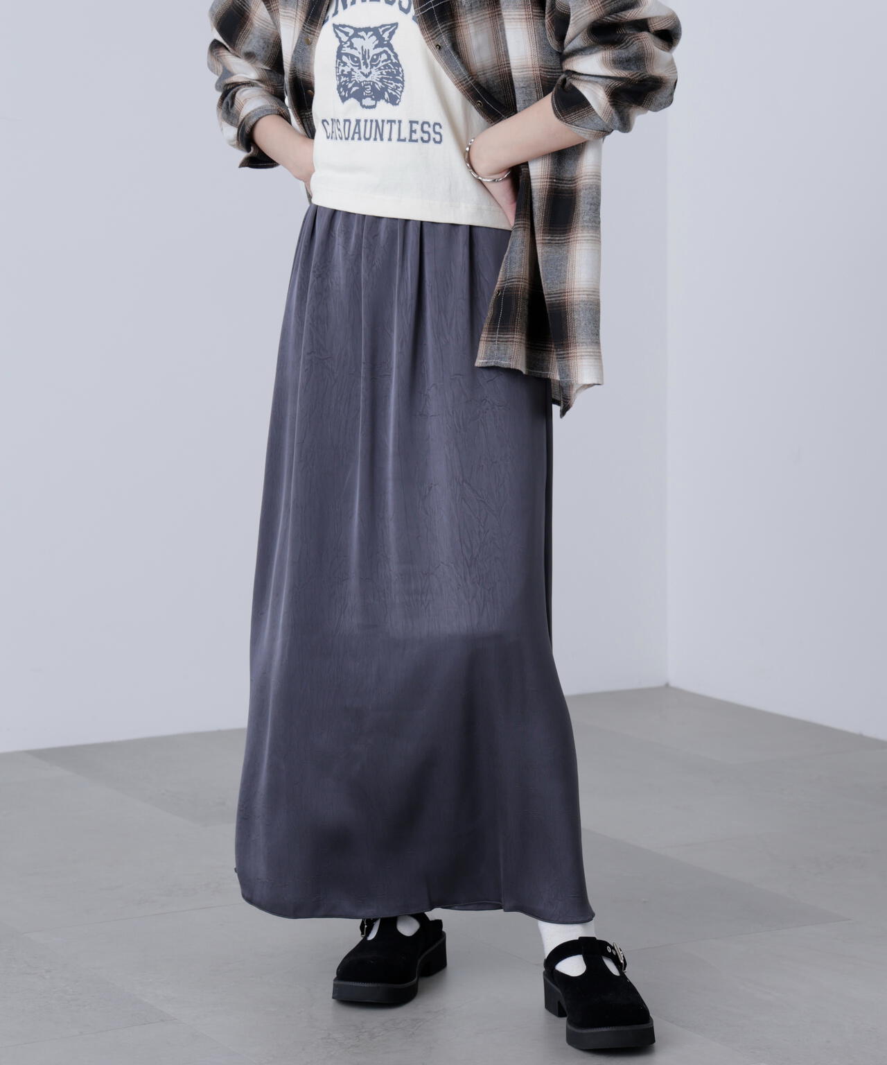 サテンナローロングスカート