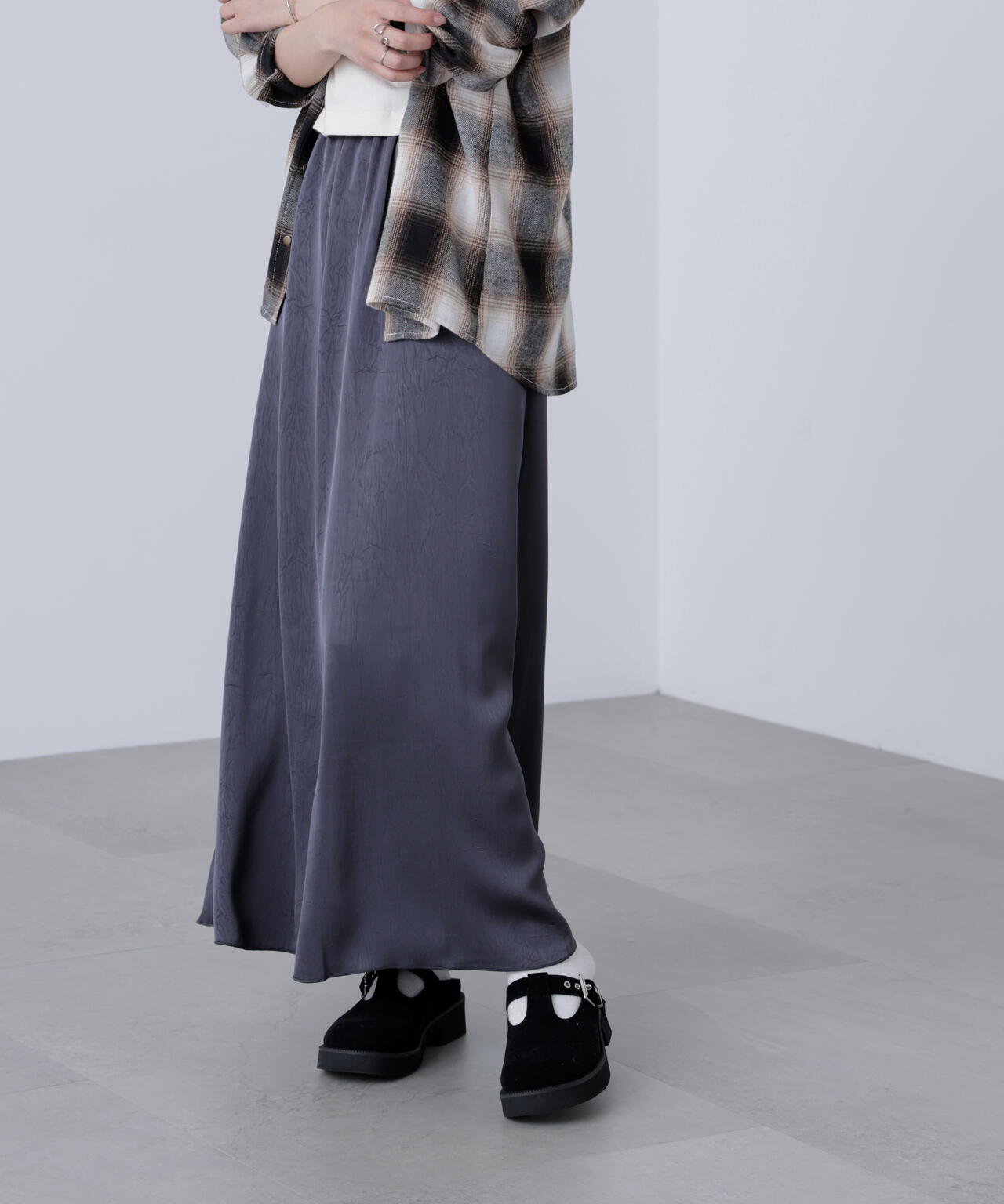 サテンナローロングスカート