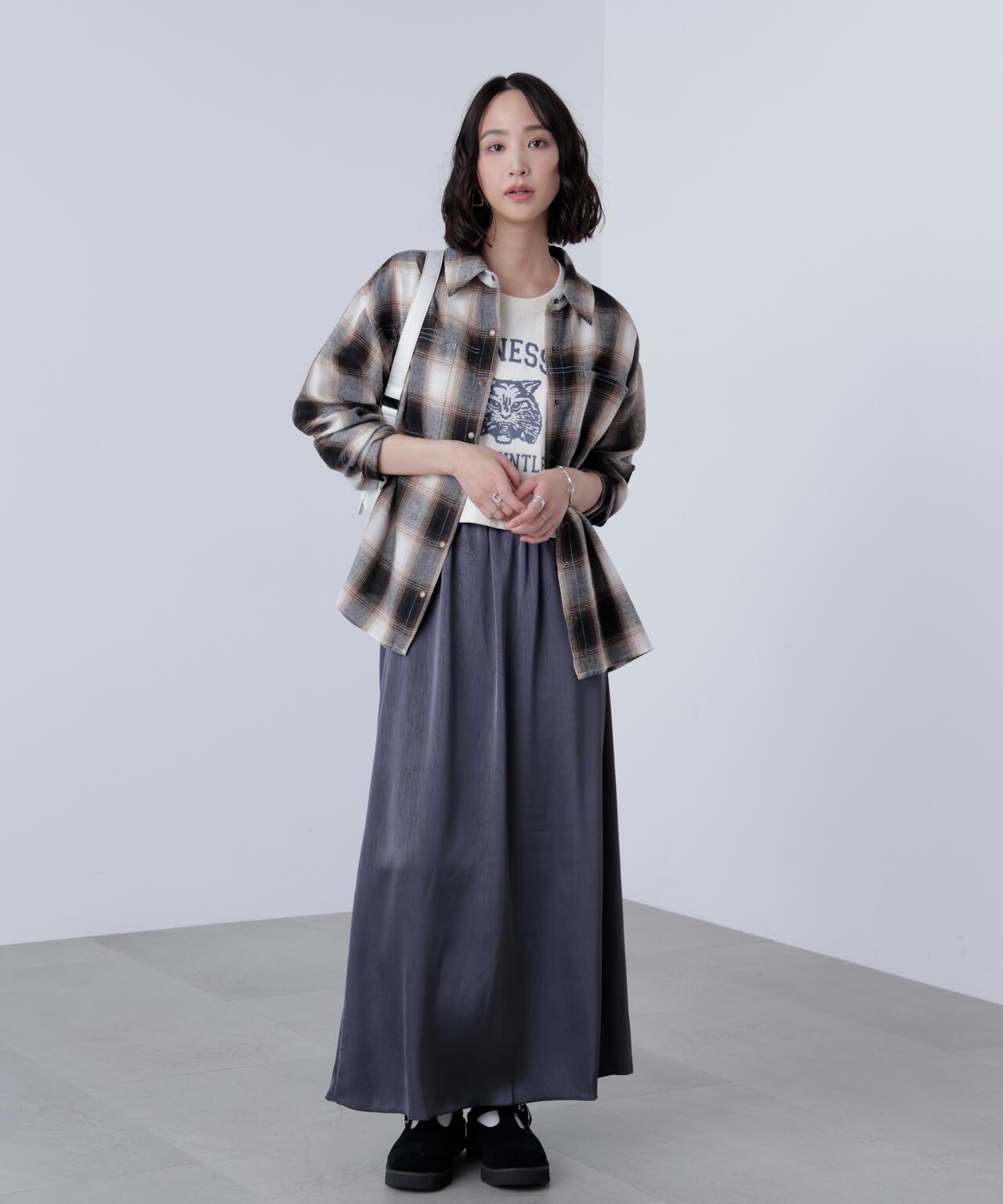 サテンナローロングスカート