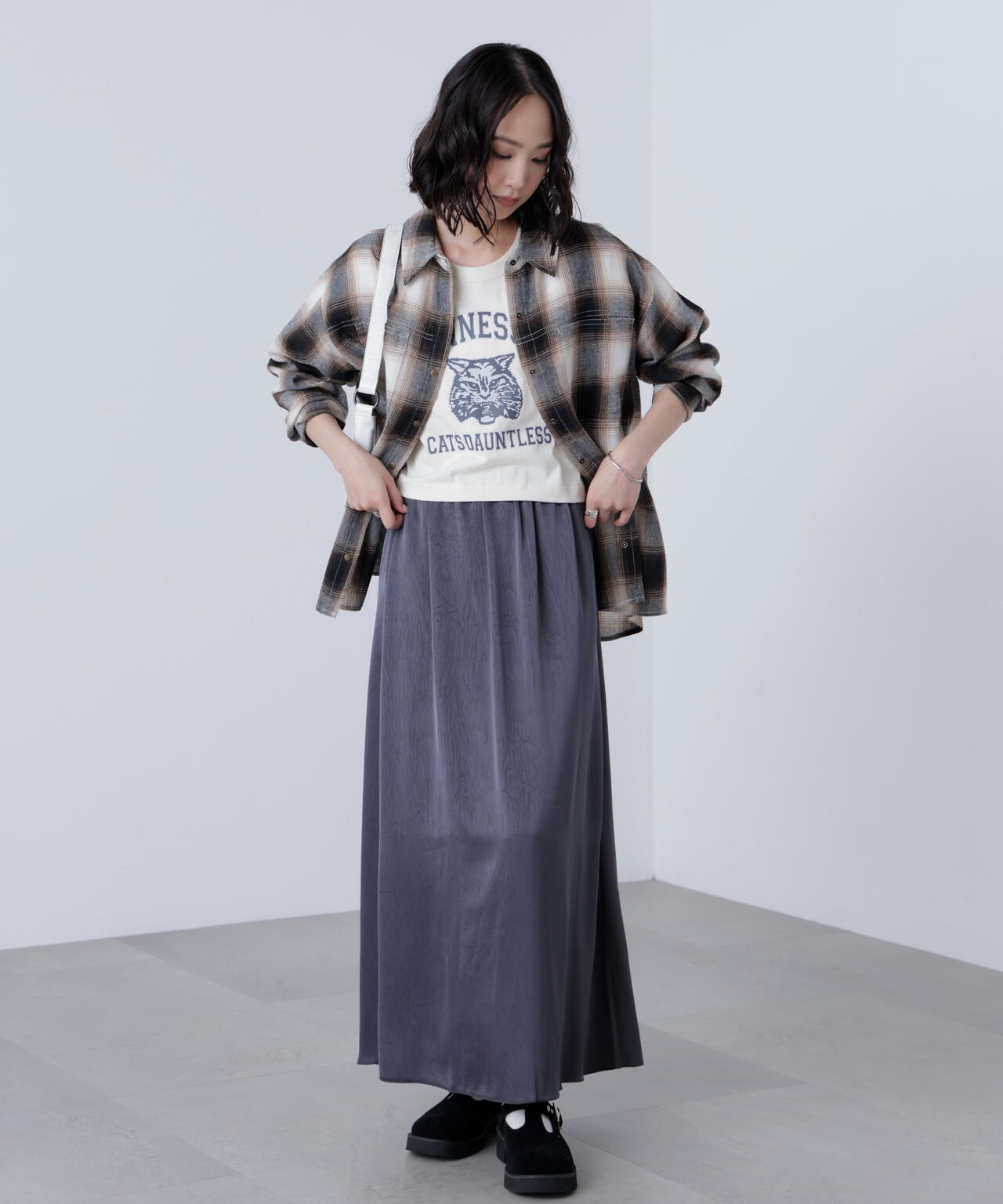 サテンナローロングスカート