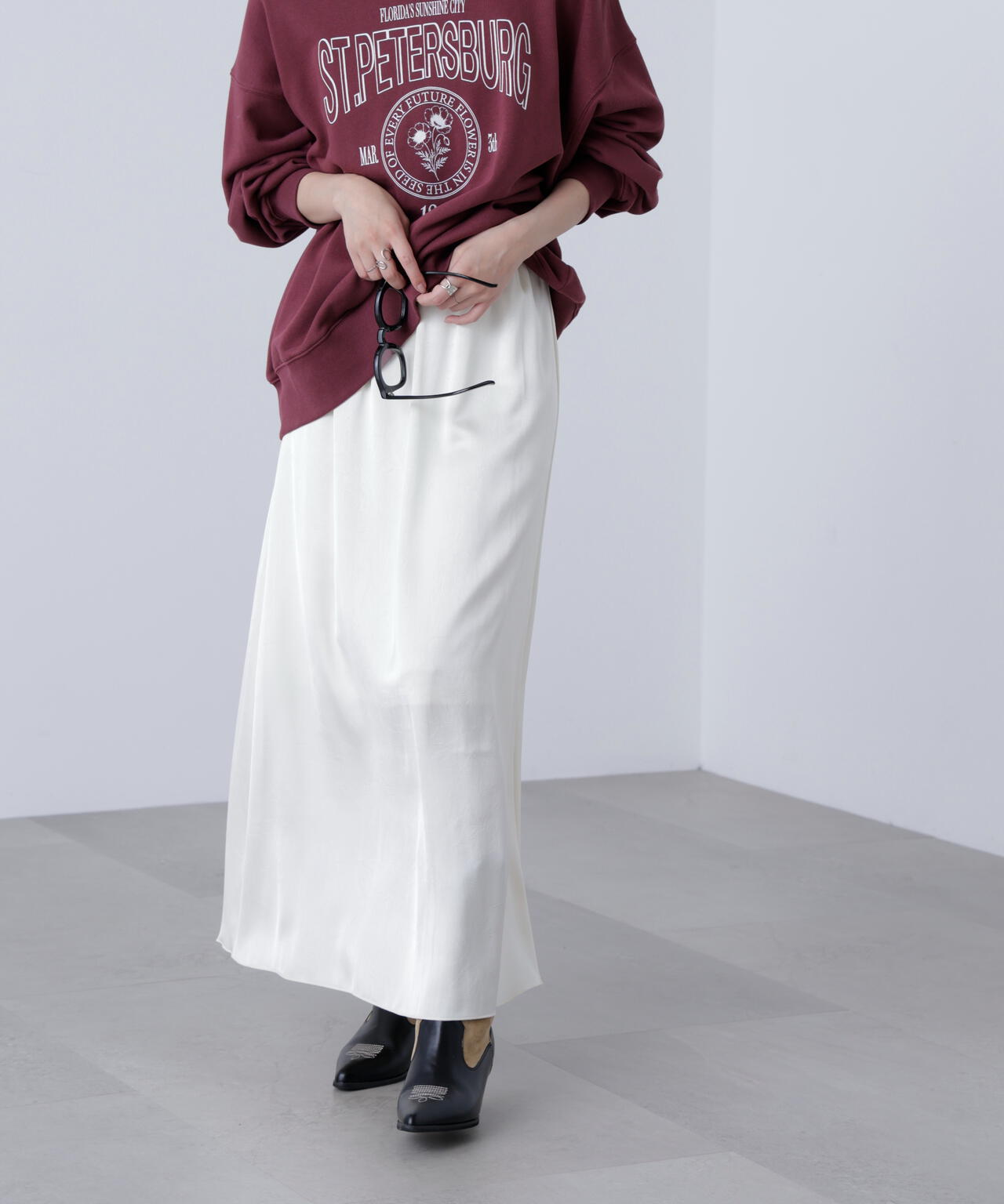 サテンナローロングスカート