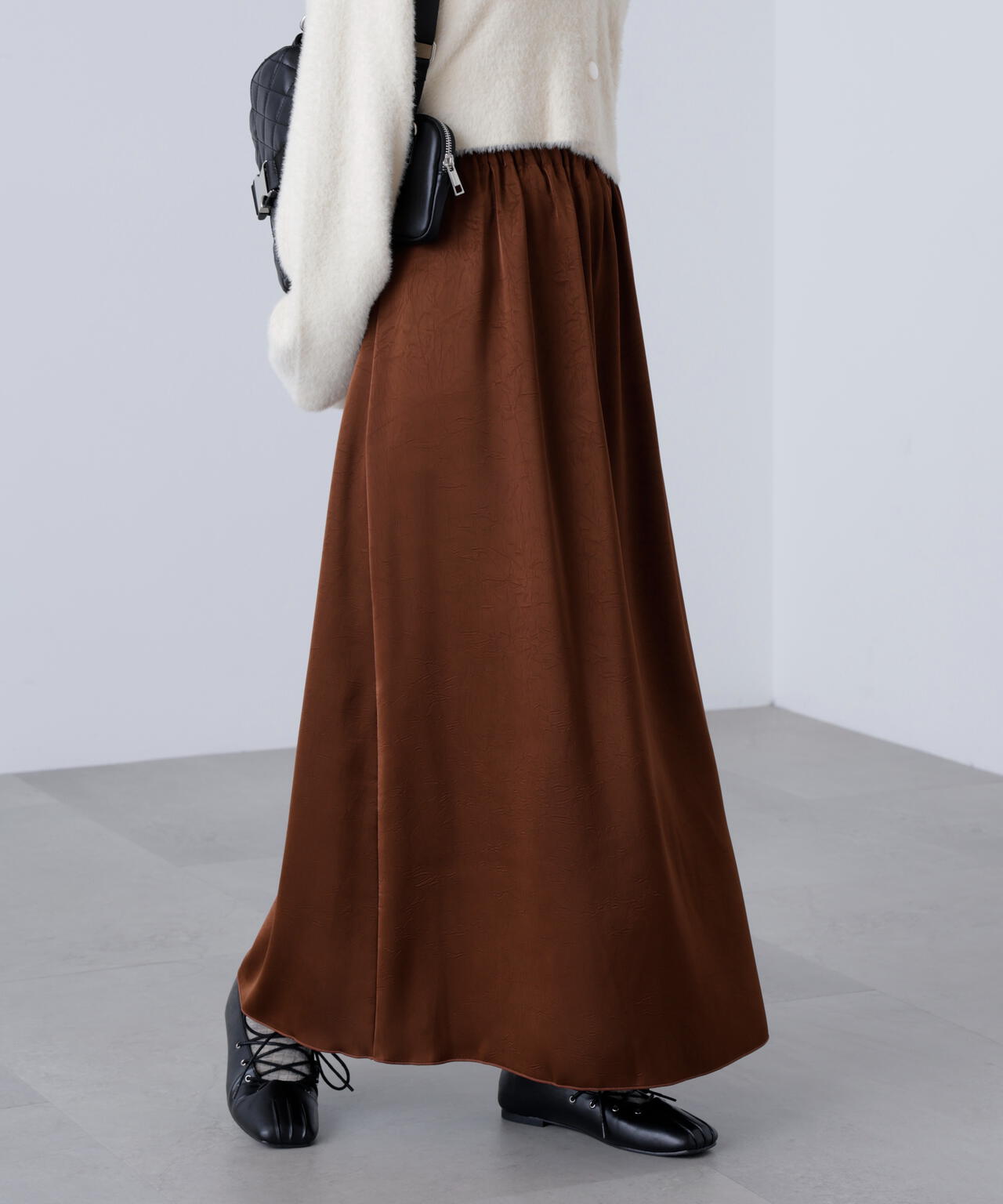 サテンナローロングスカート