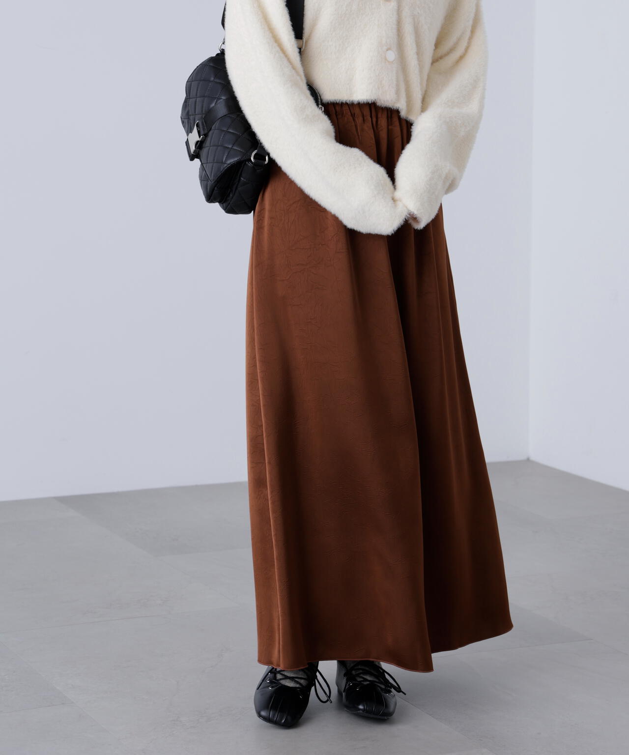 サテンナローロングスカート