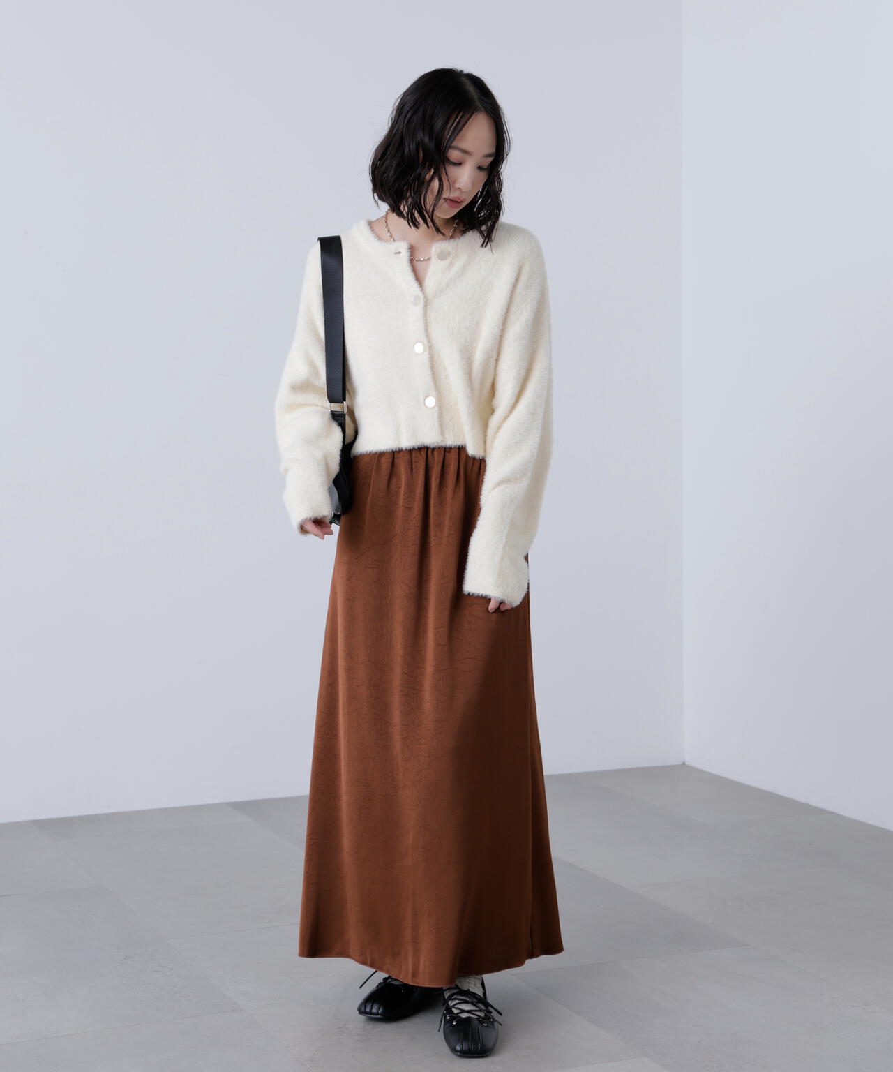 サテンナローロングスカート