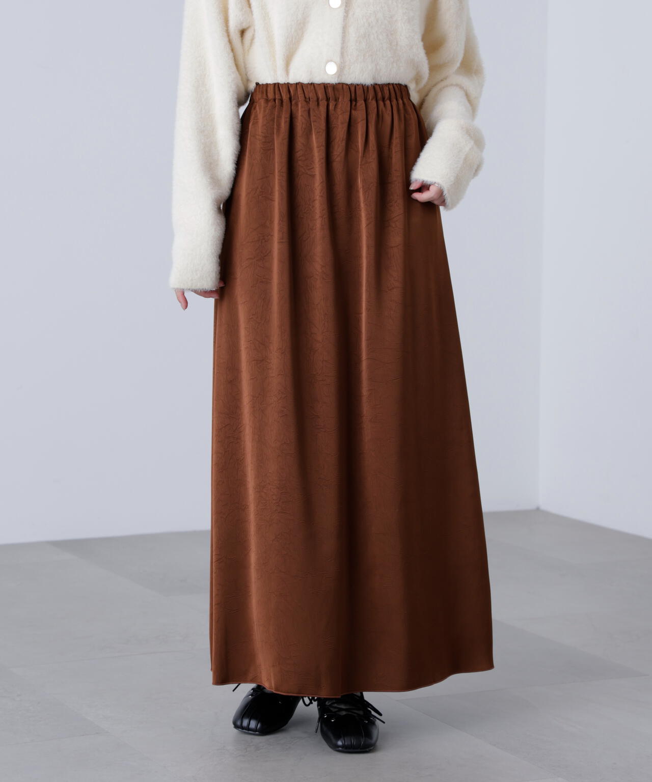 サテンナローロングスカート
