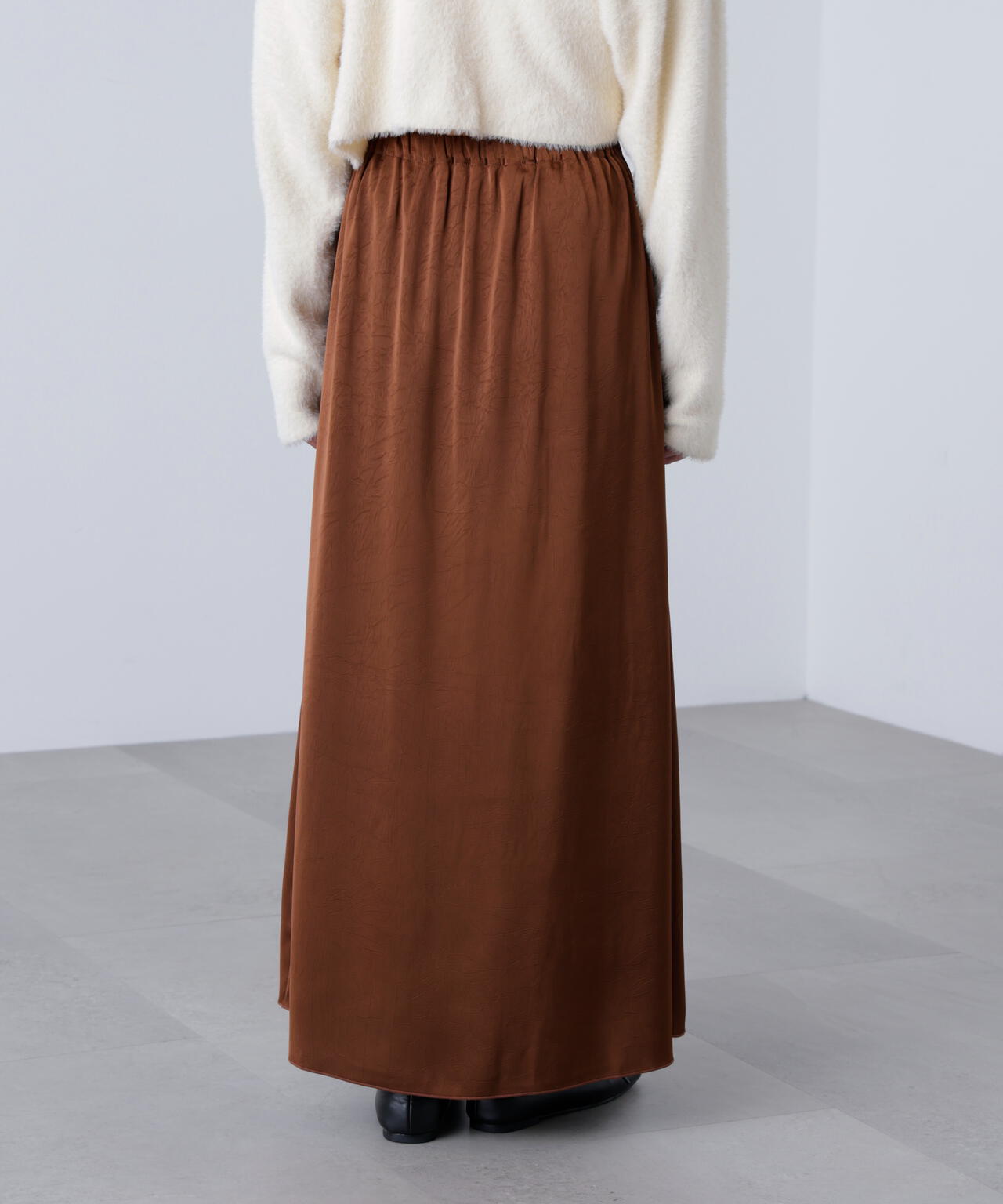 サテンナローロングスカート