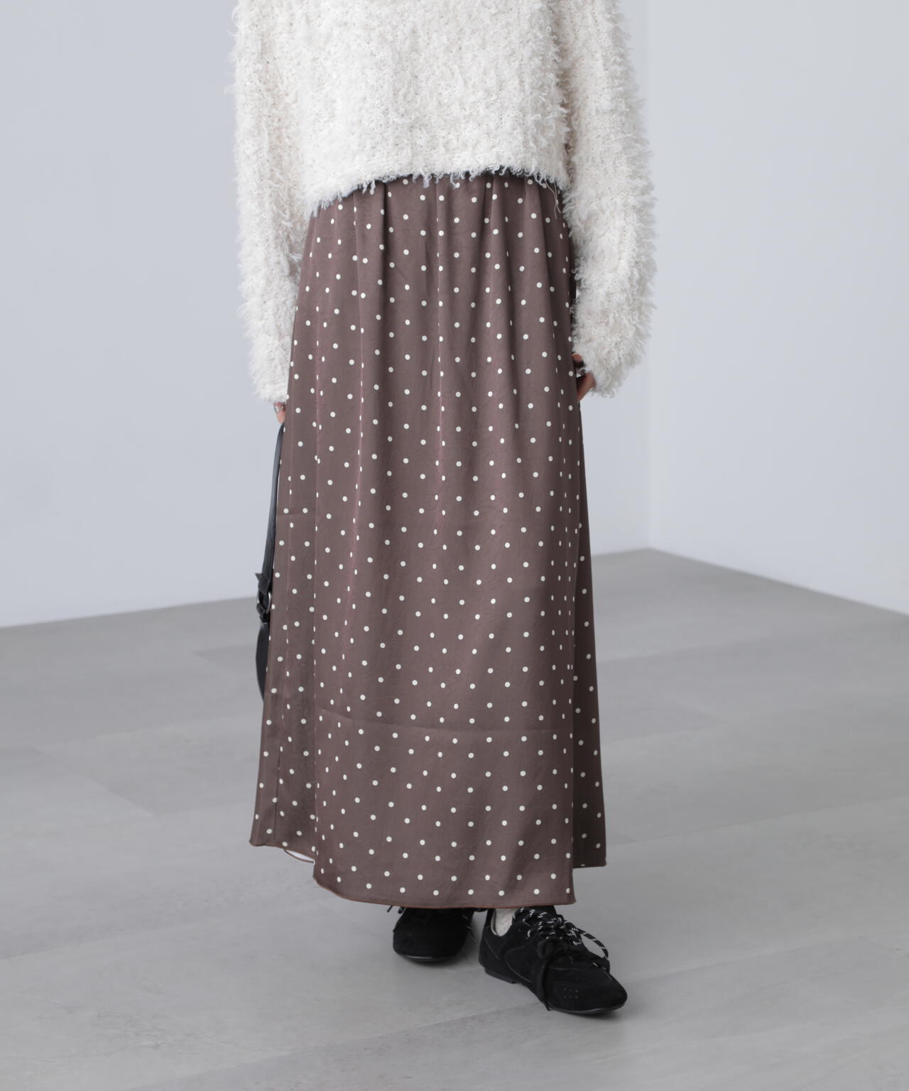 サテンナローロングスカート