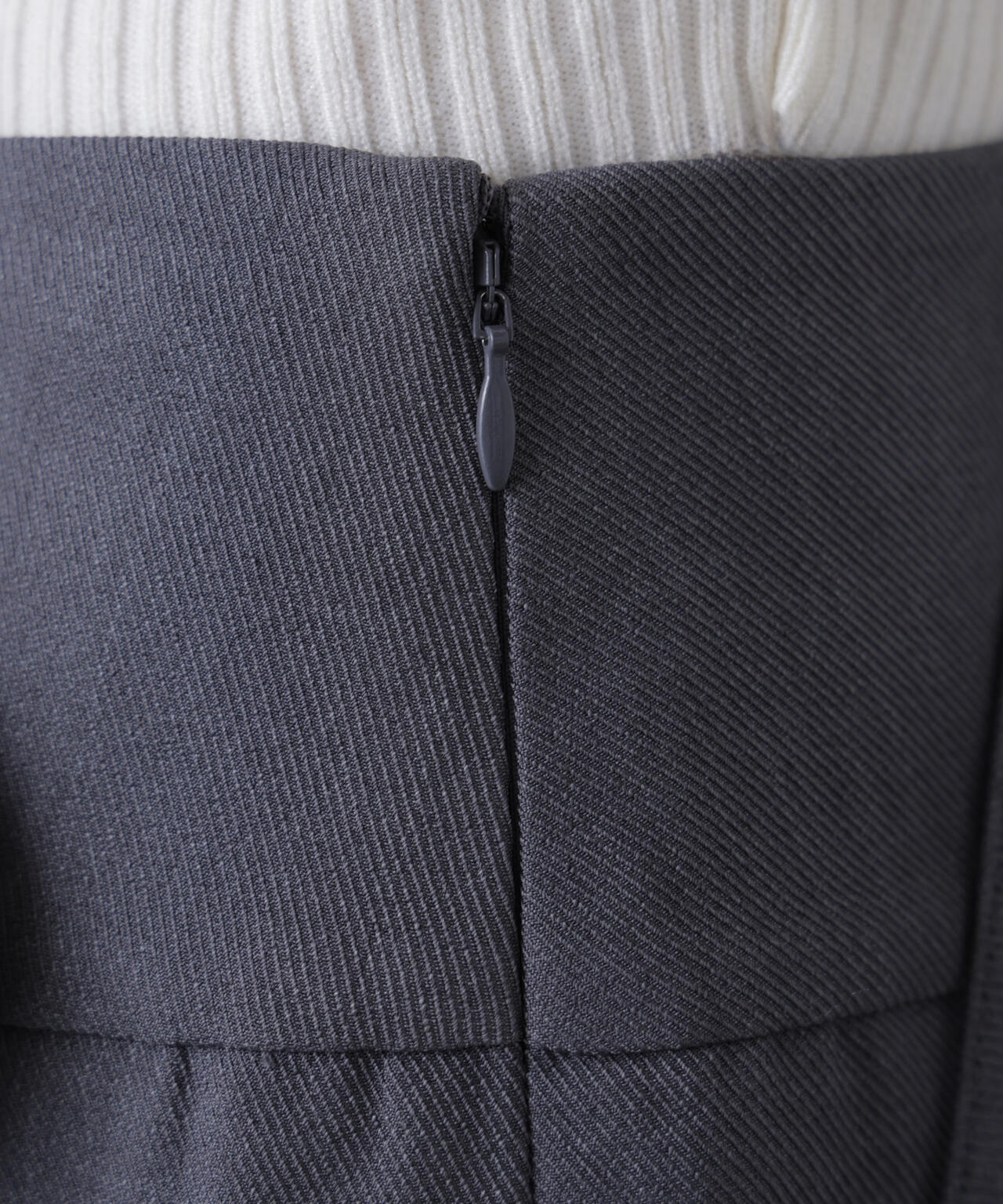 タックプリーツミディスカート