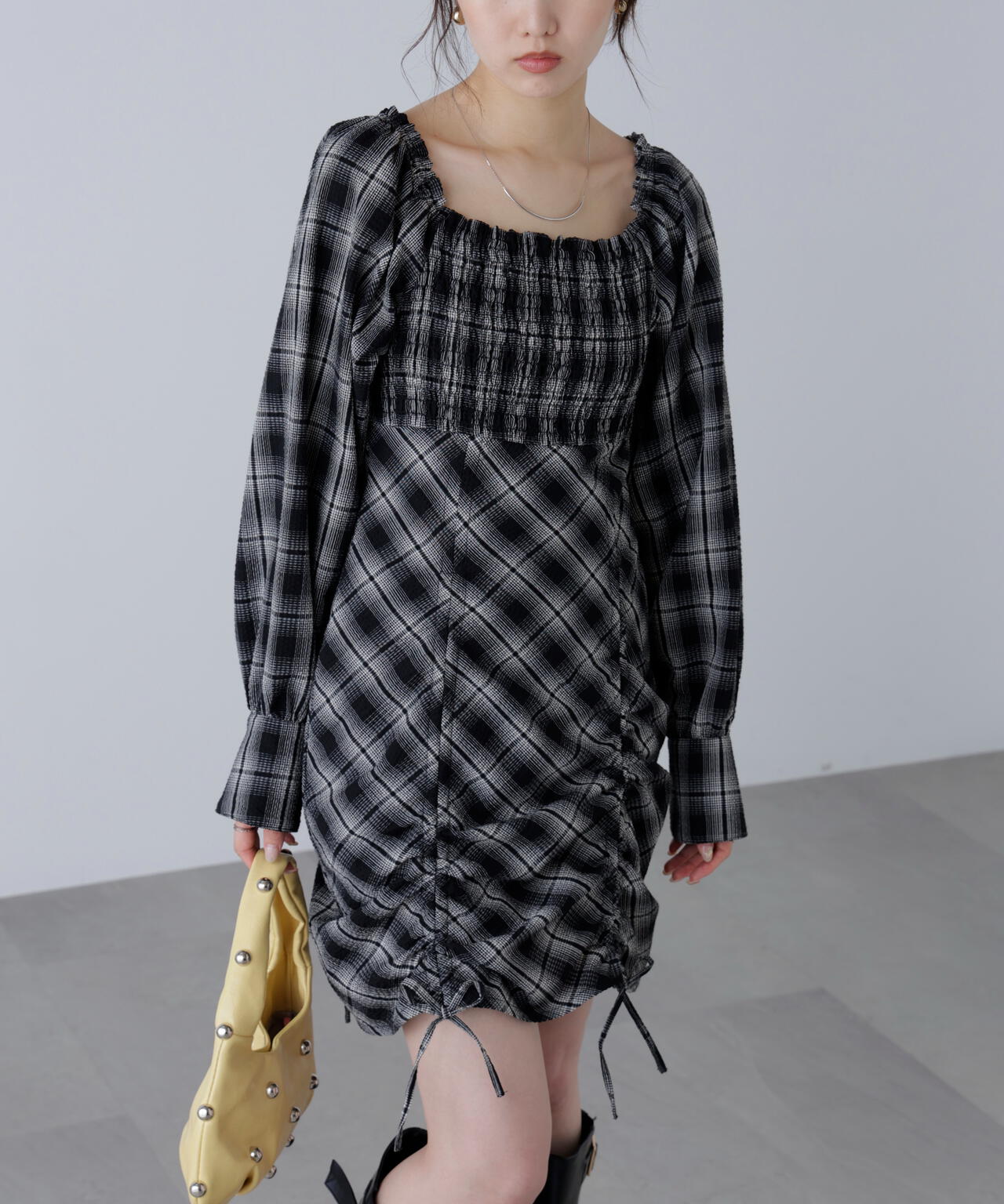 シャーリングドロストリボンチェックミニワンピース