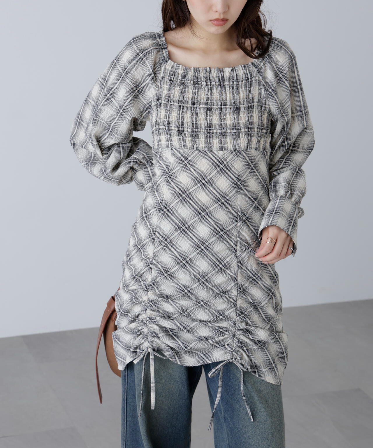 シャーリングドロストリボンチェックミニワンピース