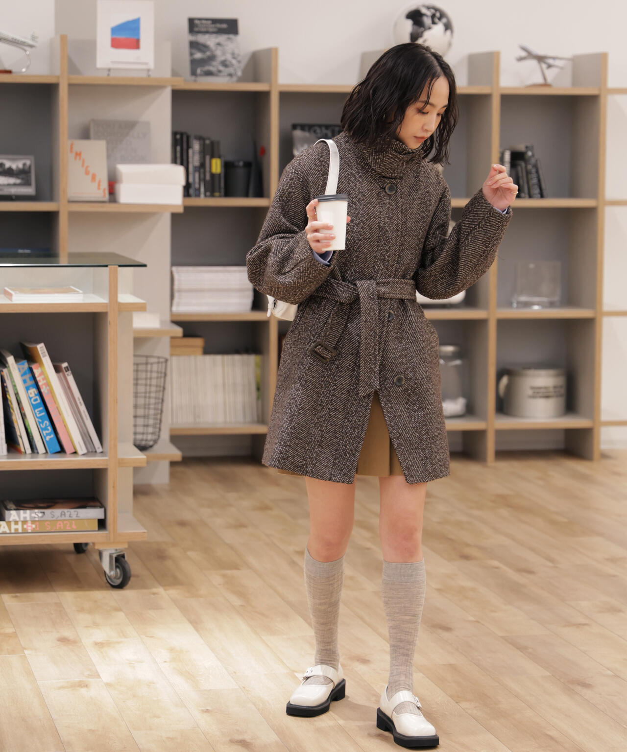 スタンドカラーミドル丈ツイードコート