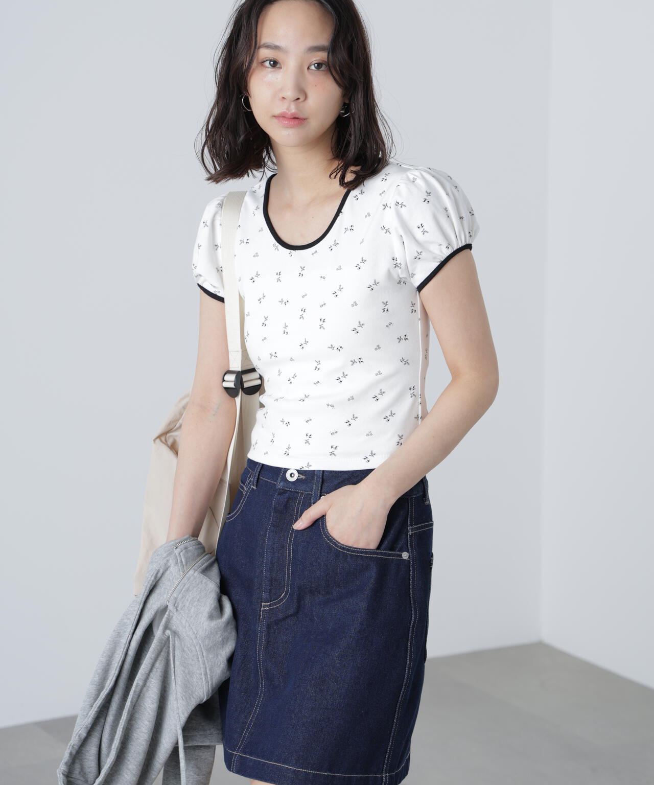 フラワー柄コンパクトTシャツ