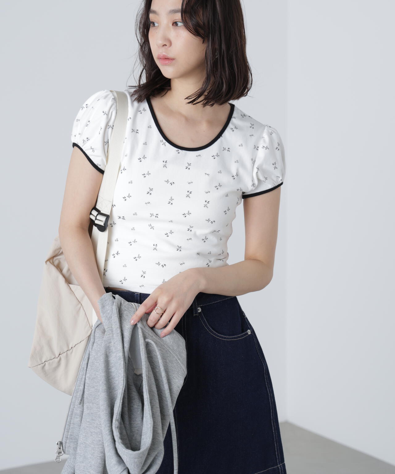 フラワー柄コンパクトTシャツ