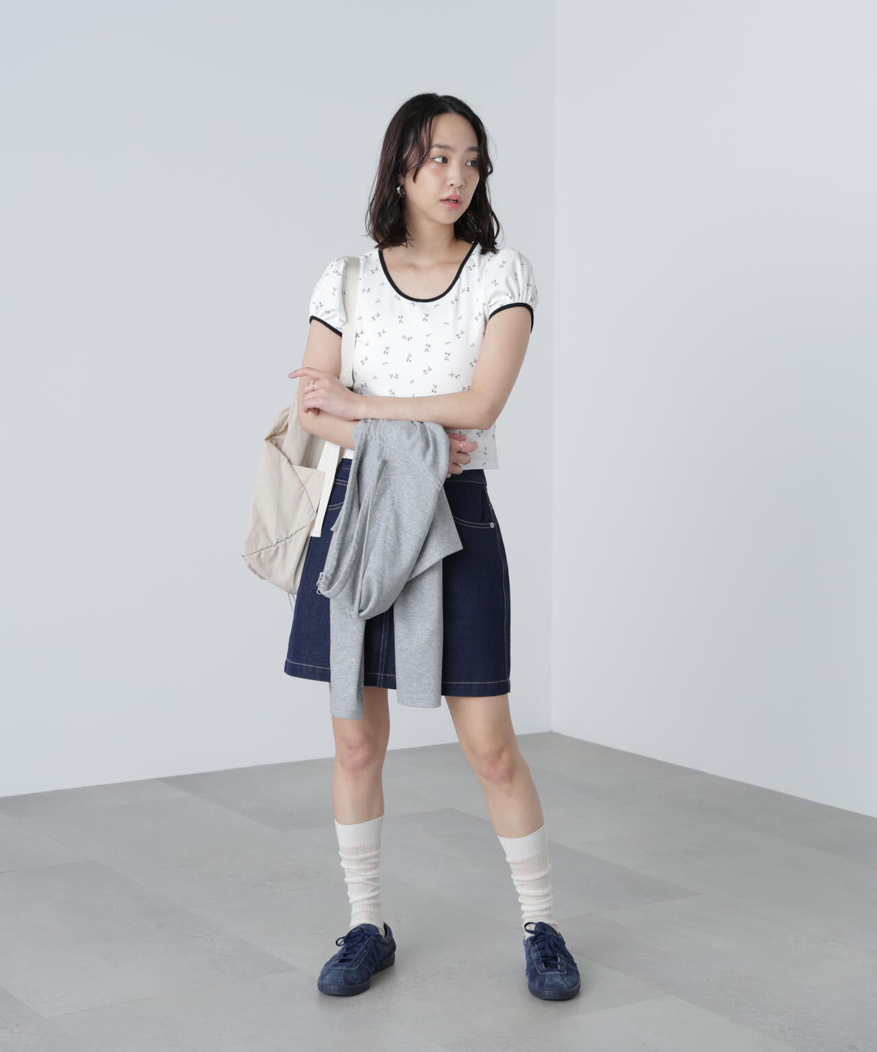 フラワー柄コンパクトTシャツ