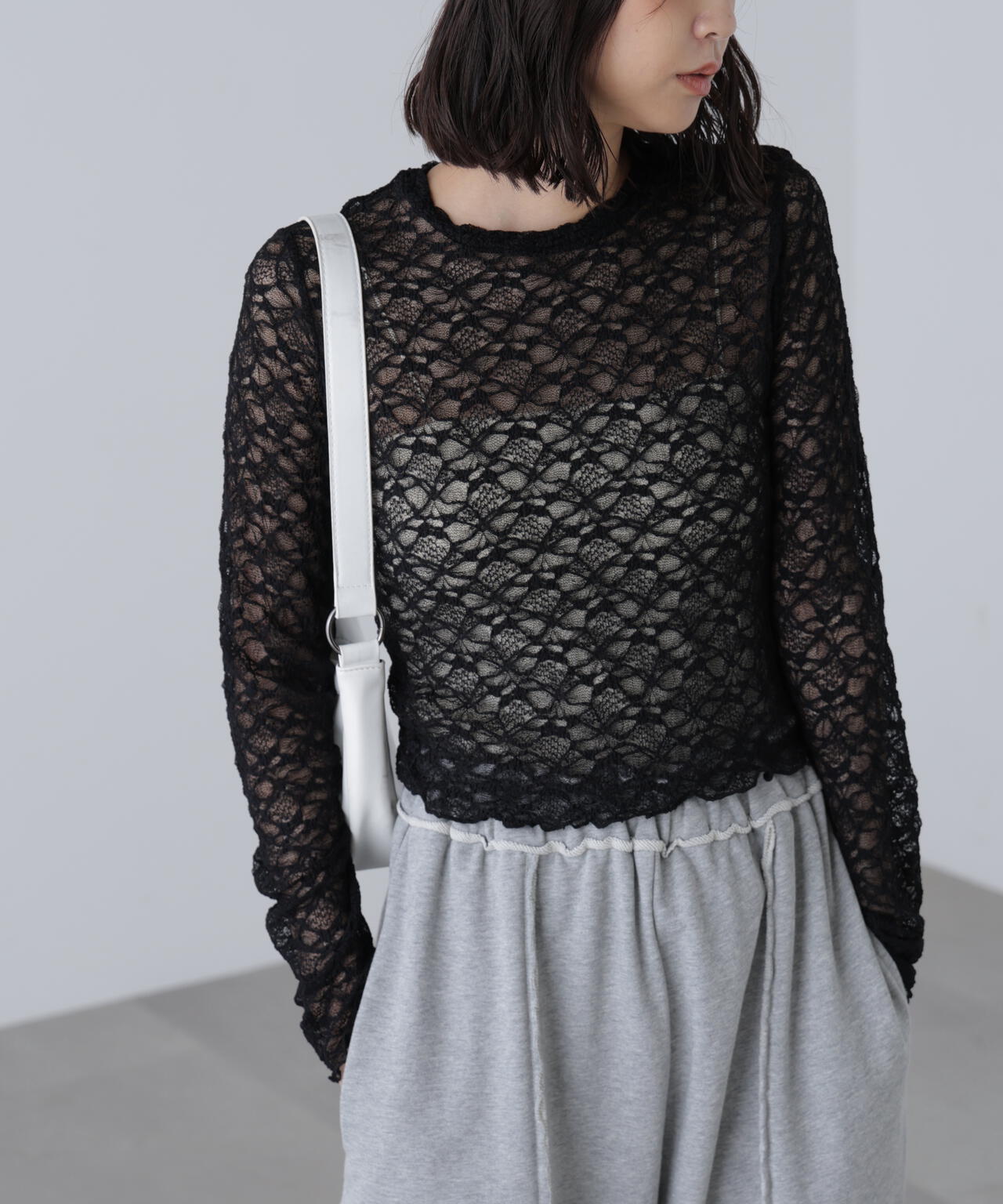 ショート丈レーストップス