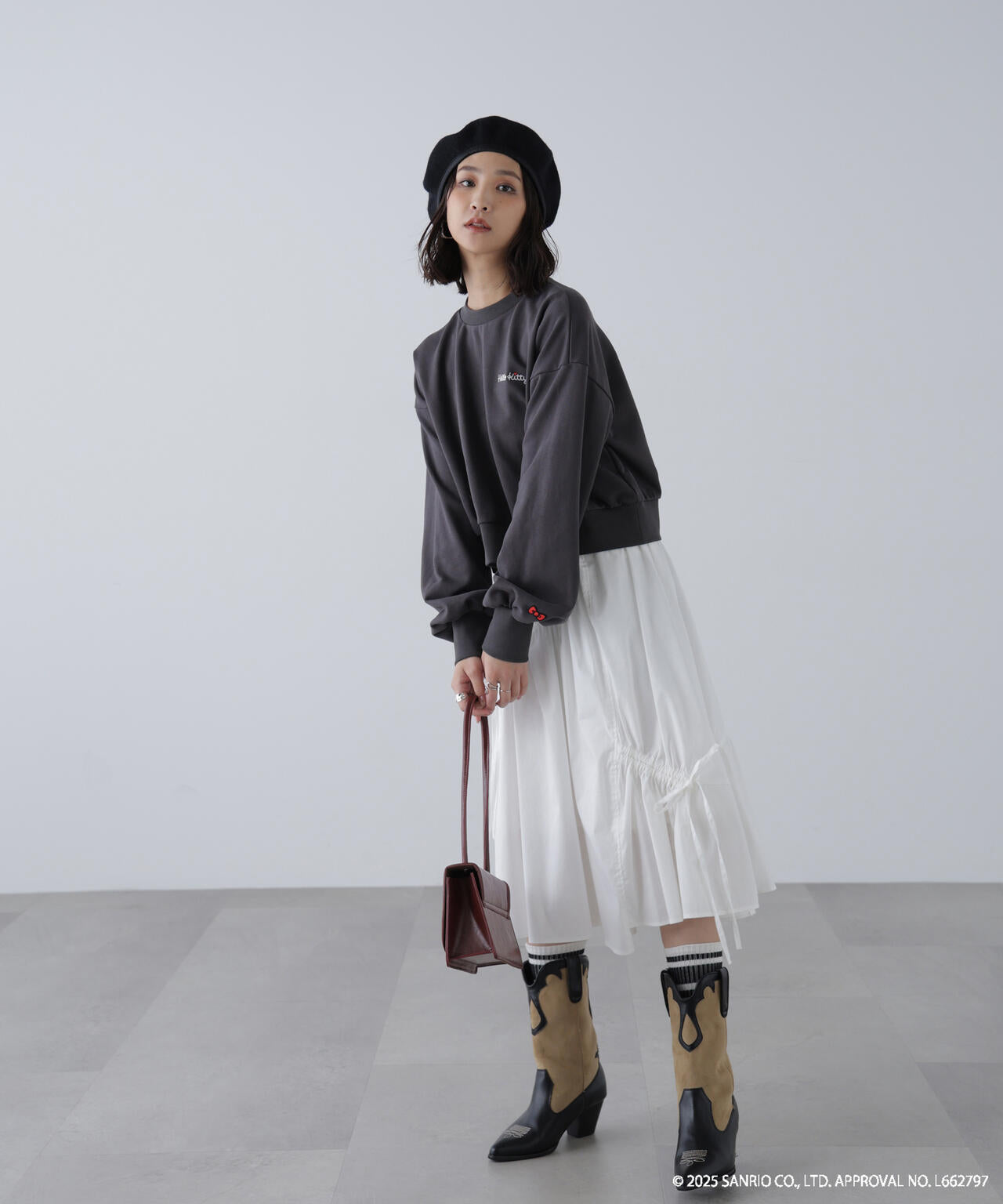 【HELLO KITTY】サンリオキャラクターズコラボ SHORT SWEAT ショートスウェット 胸LOGO×袖RIBBON