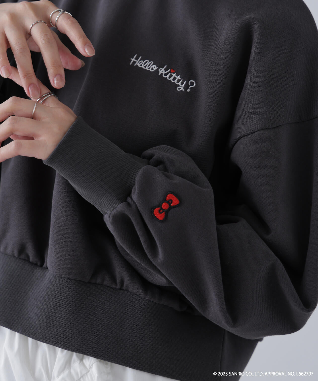 【HELLO KITTY】サンリオキャラクターズコラボ SHORT SWEAT ショートスウェット 胸LOGO×袖RIBBON