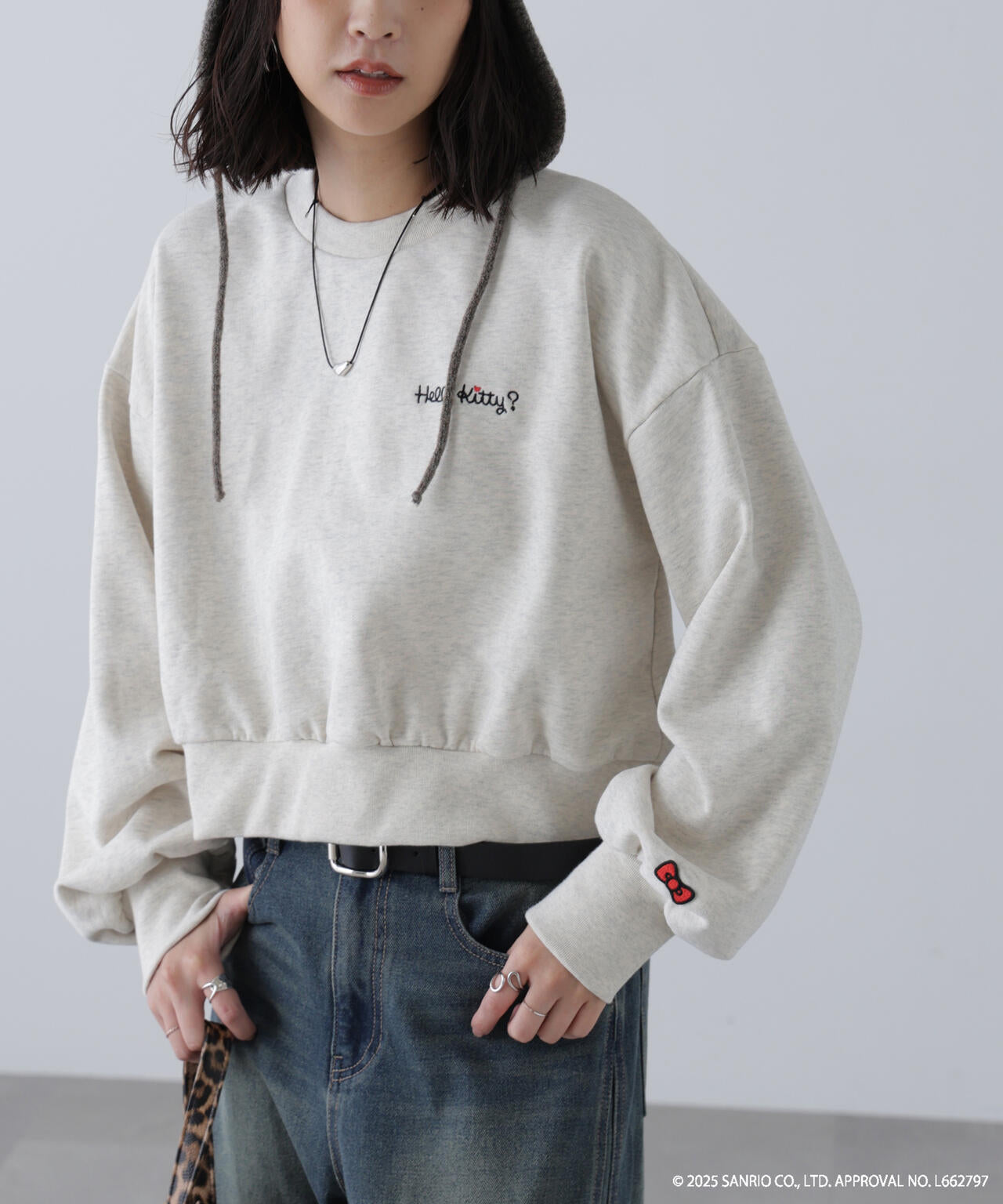 【HELLO KITTY】サンリオキャラクターズコラボ SHORT SWEAT ショートスウェット 胸LOGO×袖RIBBON