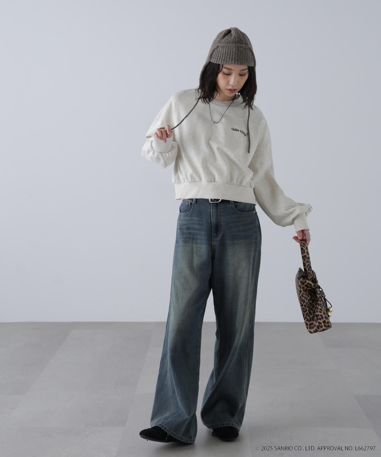 【HELLO KITTY】サンリオキャラクターズコラボ SHORT SWEAT ショートスウェット 胸LOGO×袖RIBBON