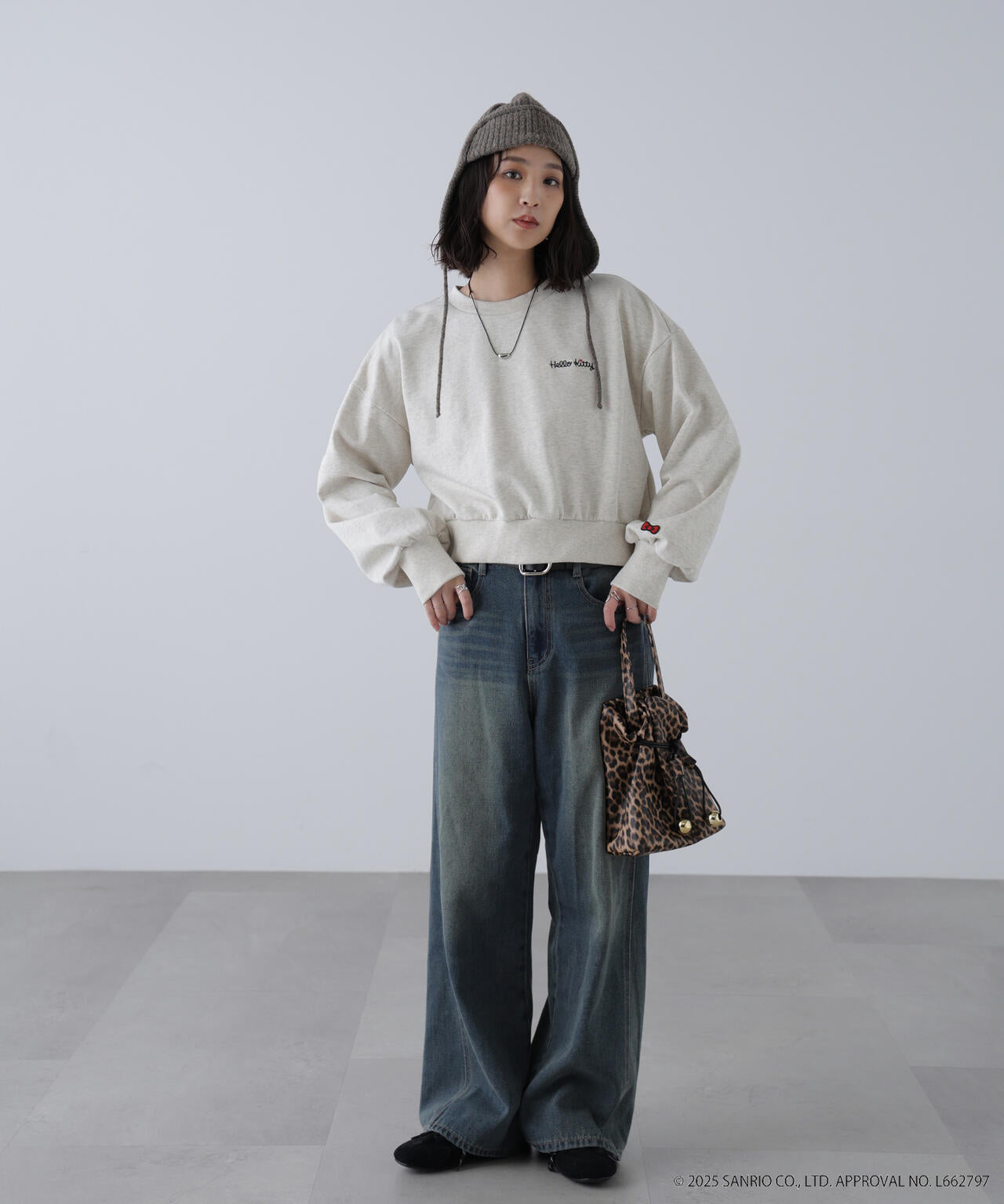 【HELLO KITTY】サンリオキャラクターズコラボ SHORT SWEAT ショートスウェット 胸LOGO×袖RIBBON