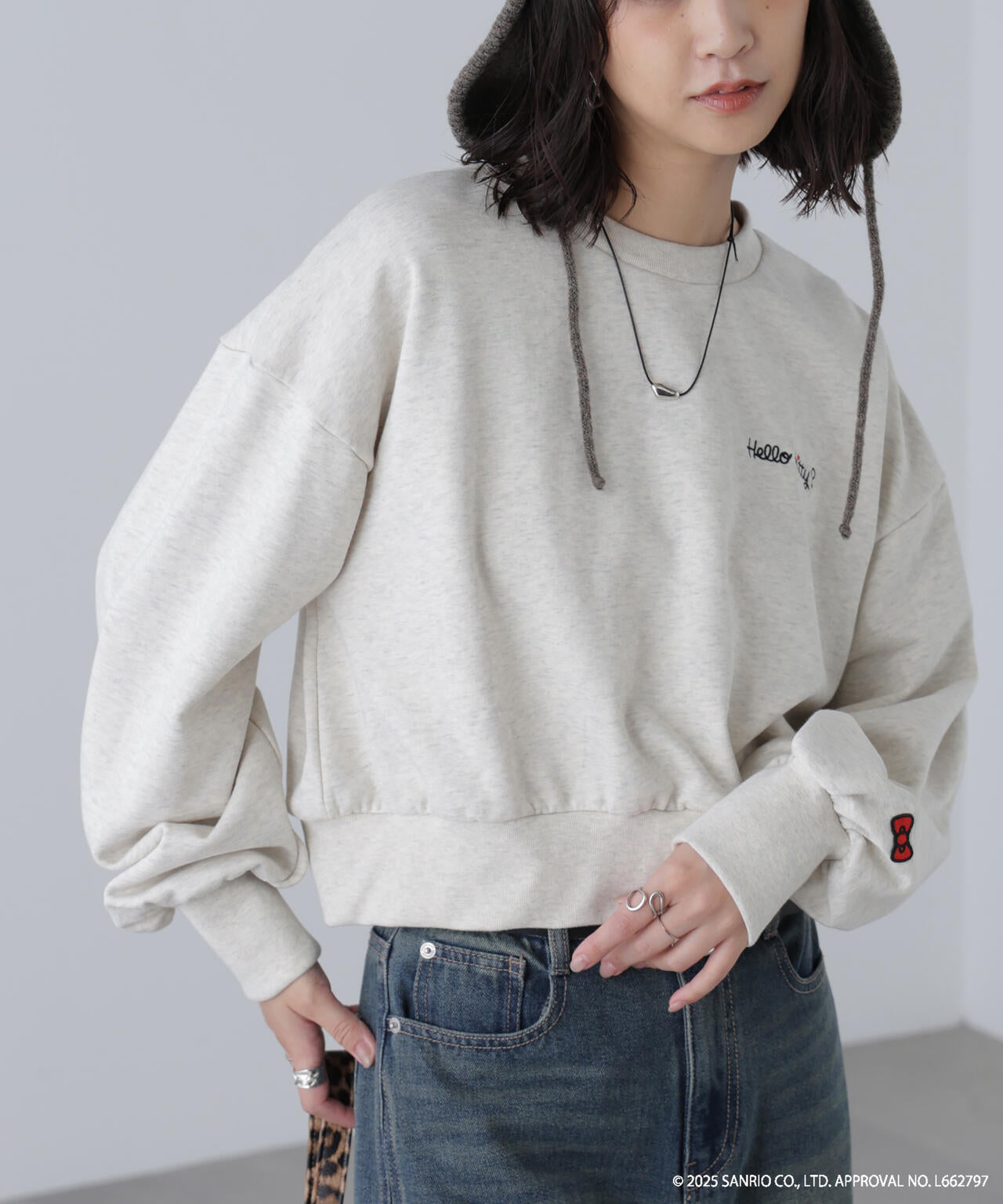 【HELLO KITTY】サンリオキャラクターズコラボ SHORT SWEAT ショートスウェット 胸LOGO×袖RIBBON