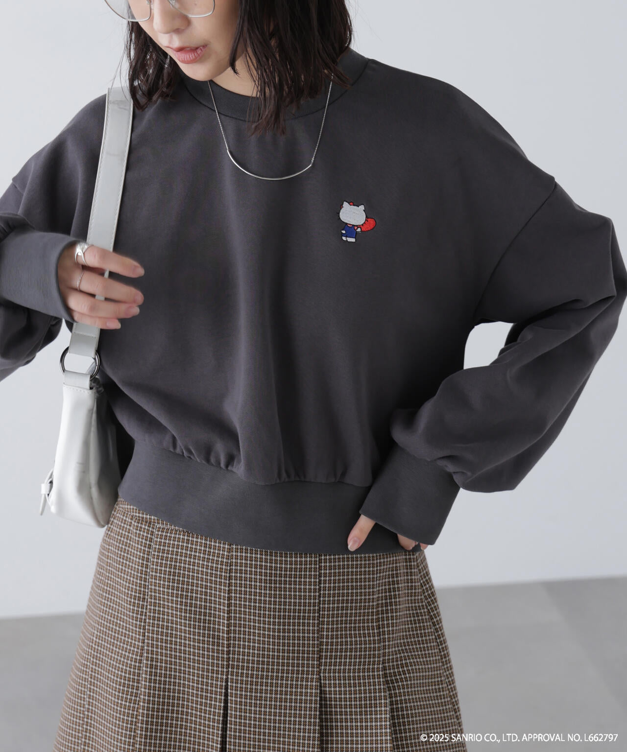 【HELLO KITTY】サンリオキャラクターズコラボ SHORT SWEAT ショートスウェット 胸KITTY×背面LOGO