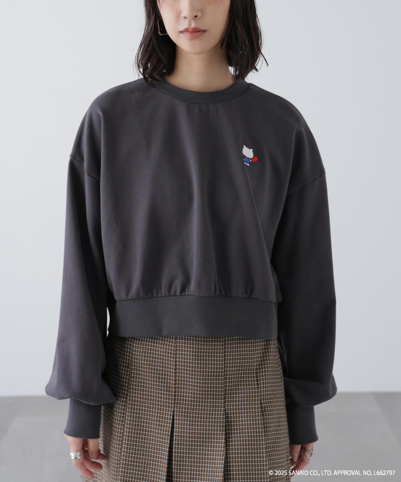 【HELLO KITTY】サンリオキャラクターズコラボ SHORT SWEAT ショートスウェット 胸KITTY×背面LOGO