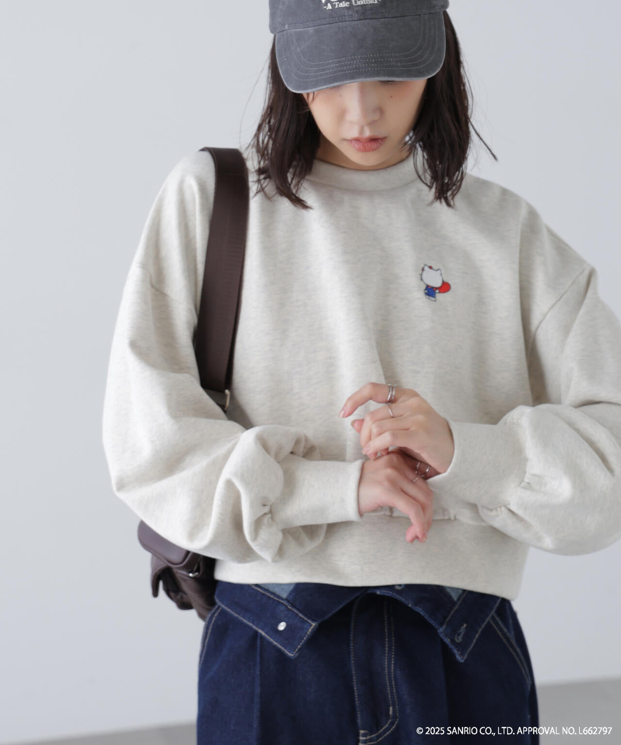 【HELLO KITTY】サンリオキャラクターズコラボ SHORT SWEAT ショートスウェット 胸KITTY×背面LOGO