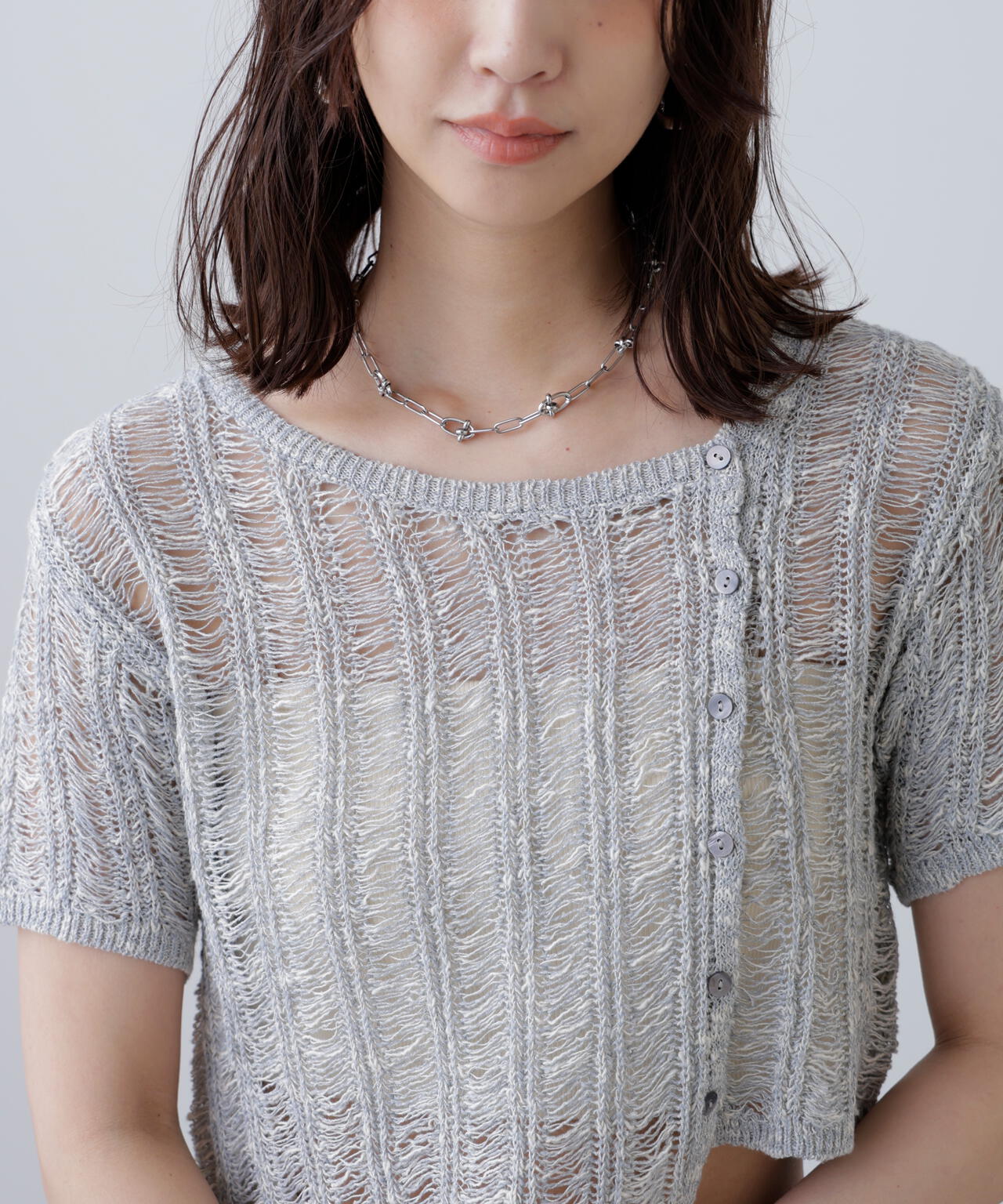 透かし編みアシメボタンニット